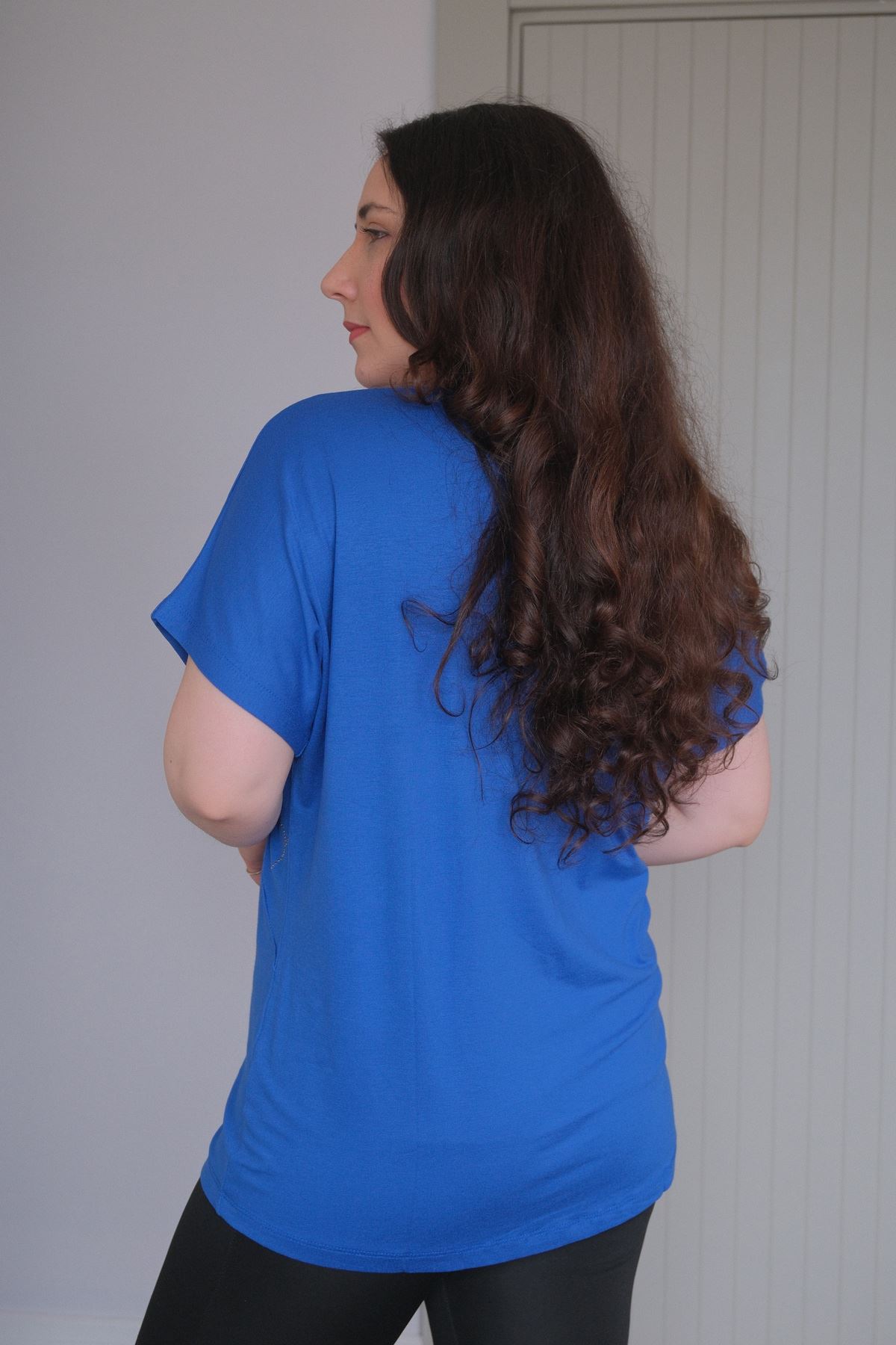 RENKTE BÜYÜK BEDEN ÇIMALI TAŞLI SAKS BLUZ