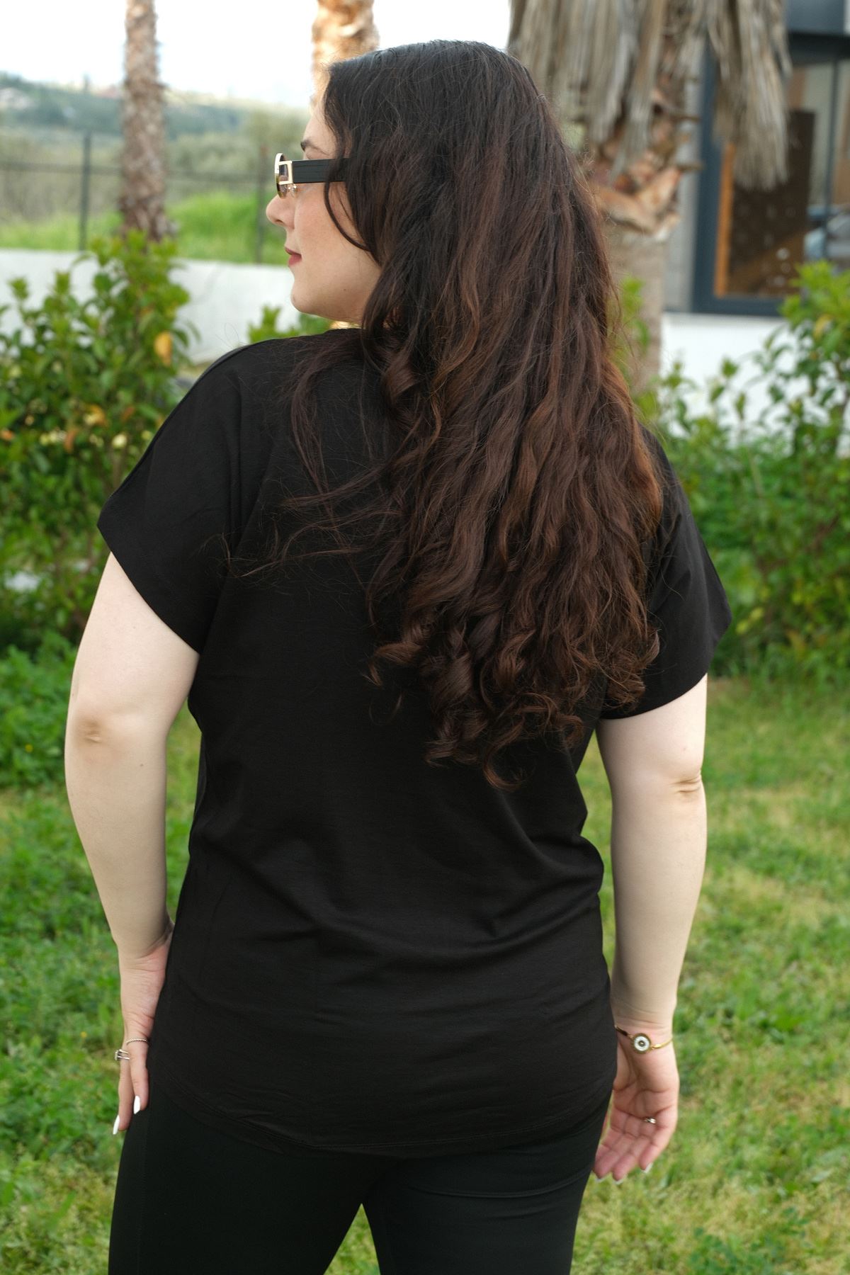 RENKTE BÜYÜK BEDEN YUSUFCUK TAŞLI SİYAH BLUZ