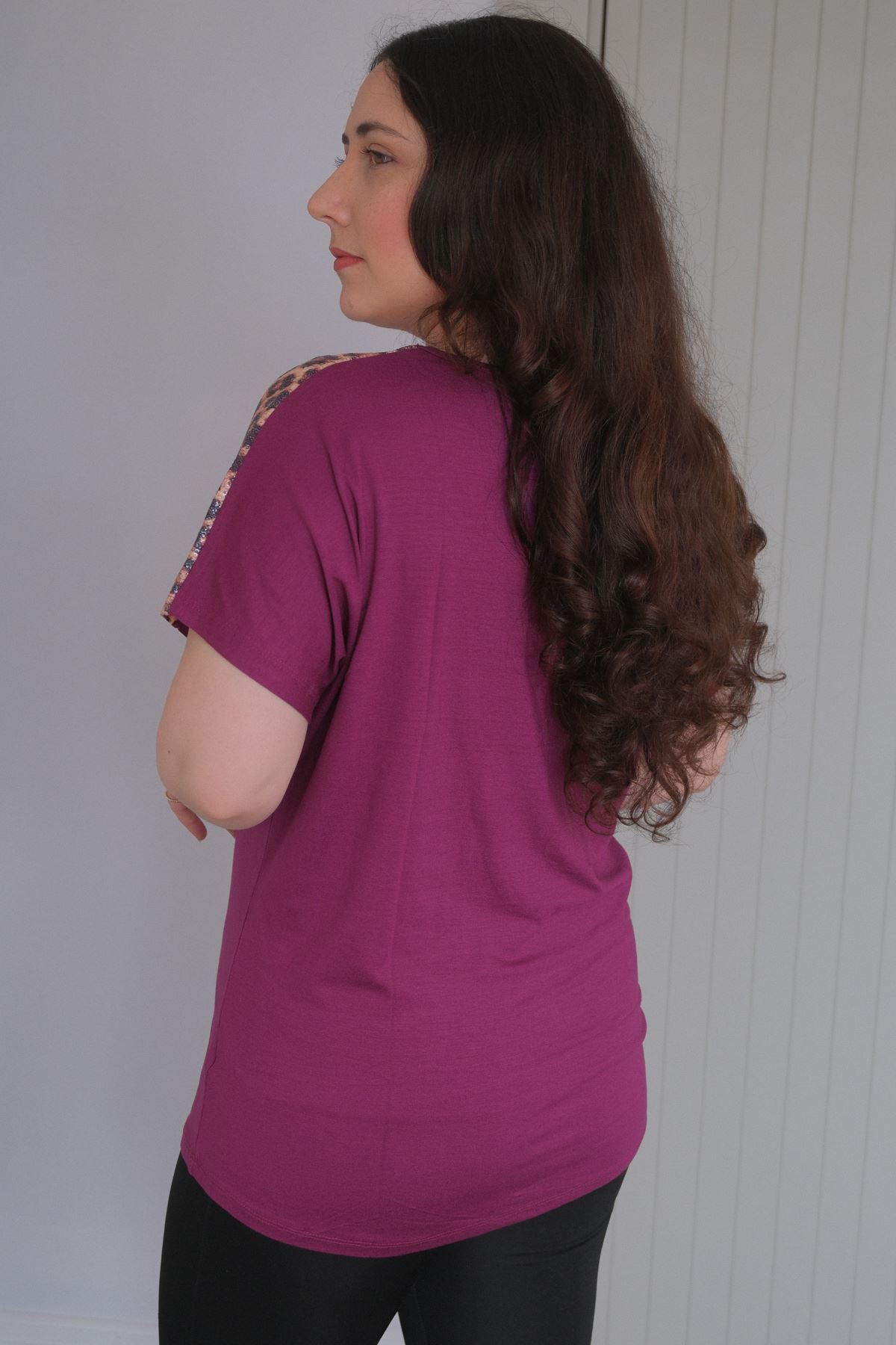 RENKTE BÜYÜK BEDEN OMUZLARI VE CEBİ LEOPAR PULLU MOR BLUZ