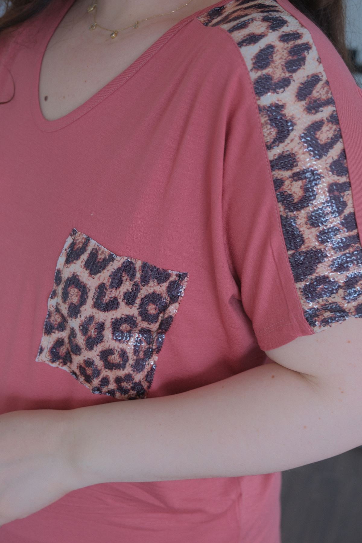 RENKTE BÜYÜK BEDEN OMUZLARI VE CEBİ LEOPAR PULLU PUDRA BLUZ