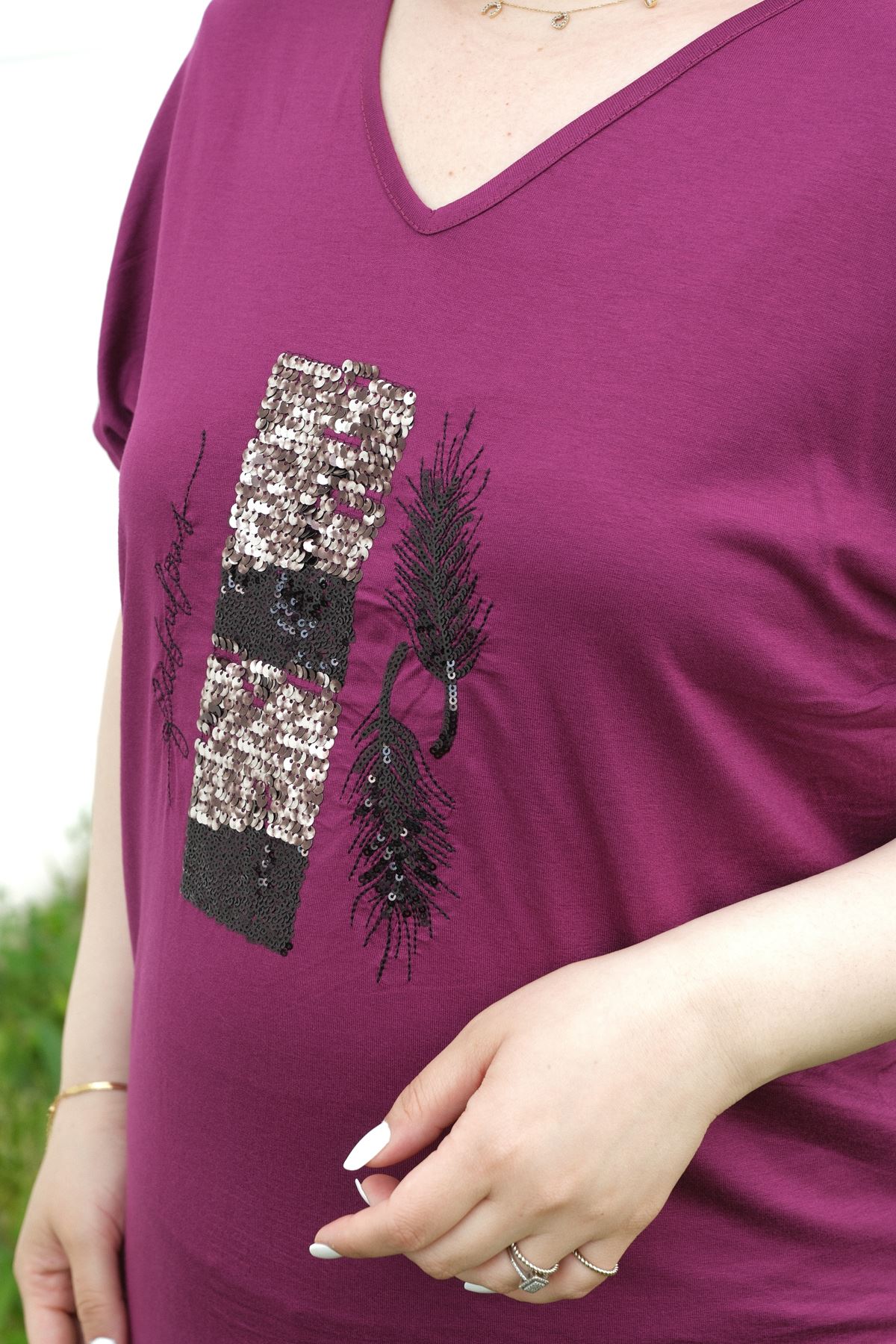 RENKTE BÜYÜK BEDEN PULLU YAPRAK NAKIŞLI MOR BLUZ