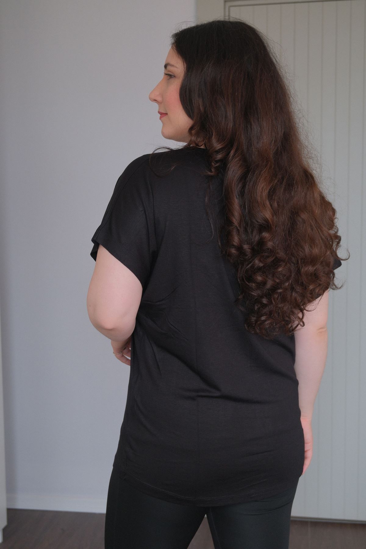 RENKTE BÜYÜK BEDEN YILDIZ PUL NAKIŞLI SİYAH BLUZ