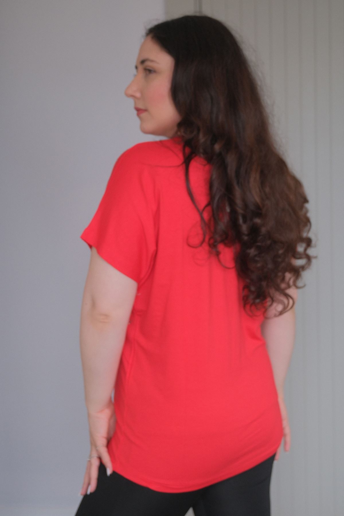 RENKTE BÜYÜK BEDEN ÇIMALI TAŞLI KIRMIZI BLUZ