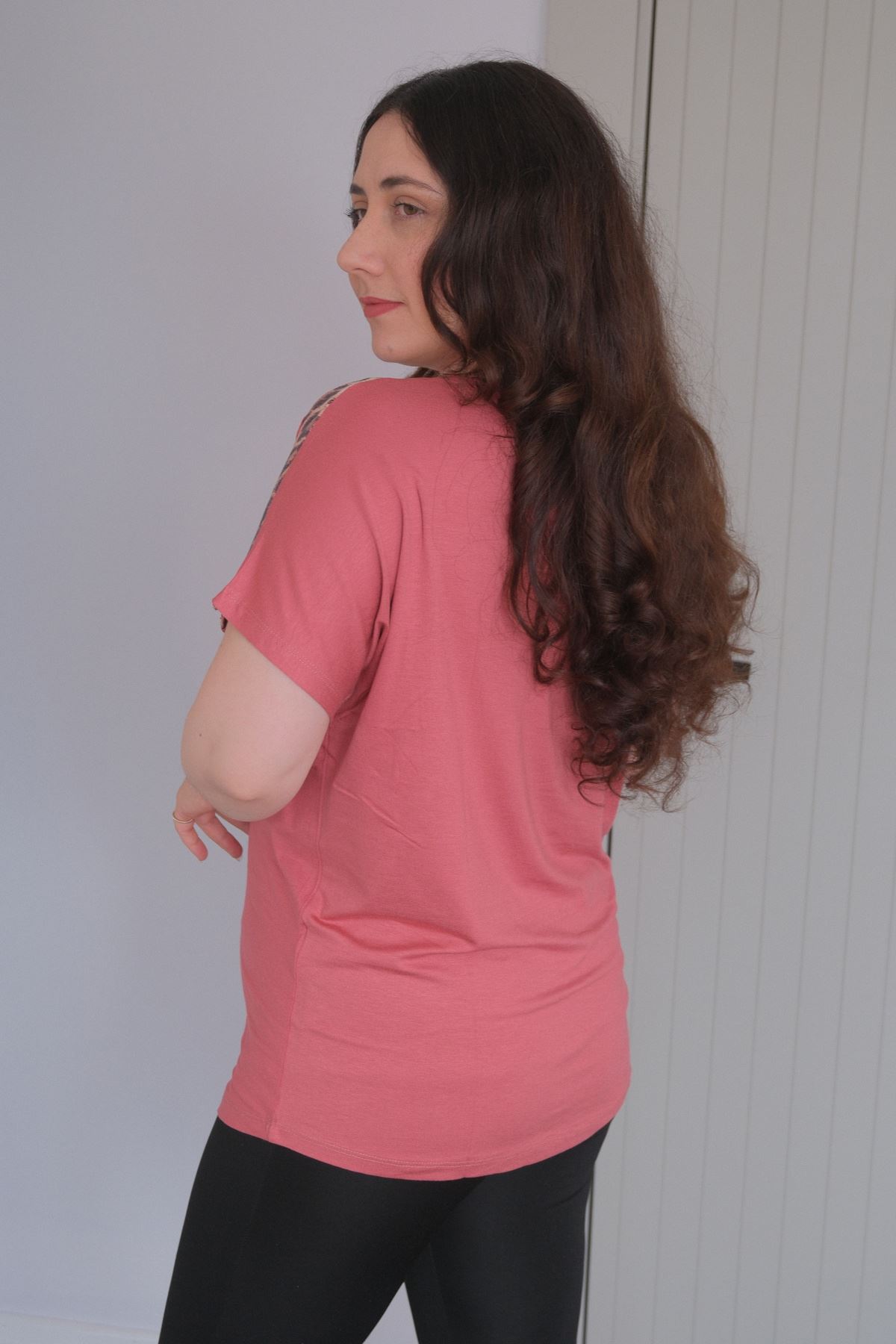 RENKTE BÜYÜK BEDEN OMUZLARI VE CEBİ LEOPAR PULLU PUDRA BLUZ