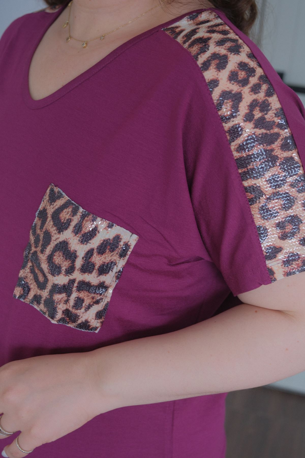 RENKTE BÜYÜK BEDEN OMUZLARI VE CEBİ LEOPAR PULLU MOR BLUZ