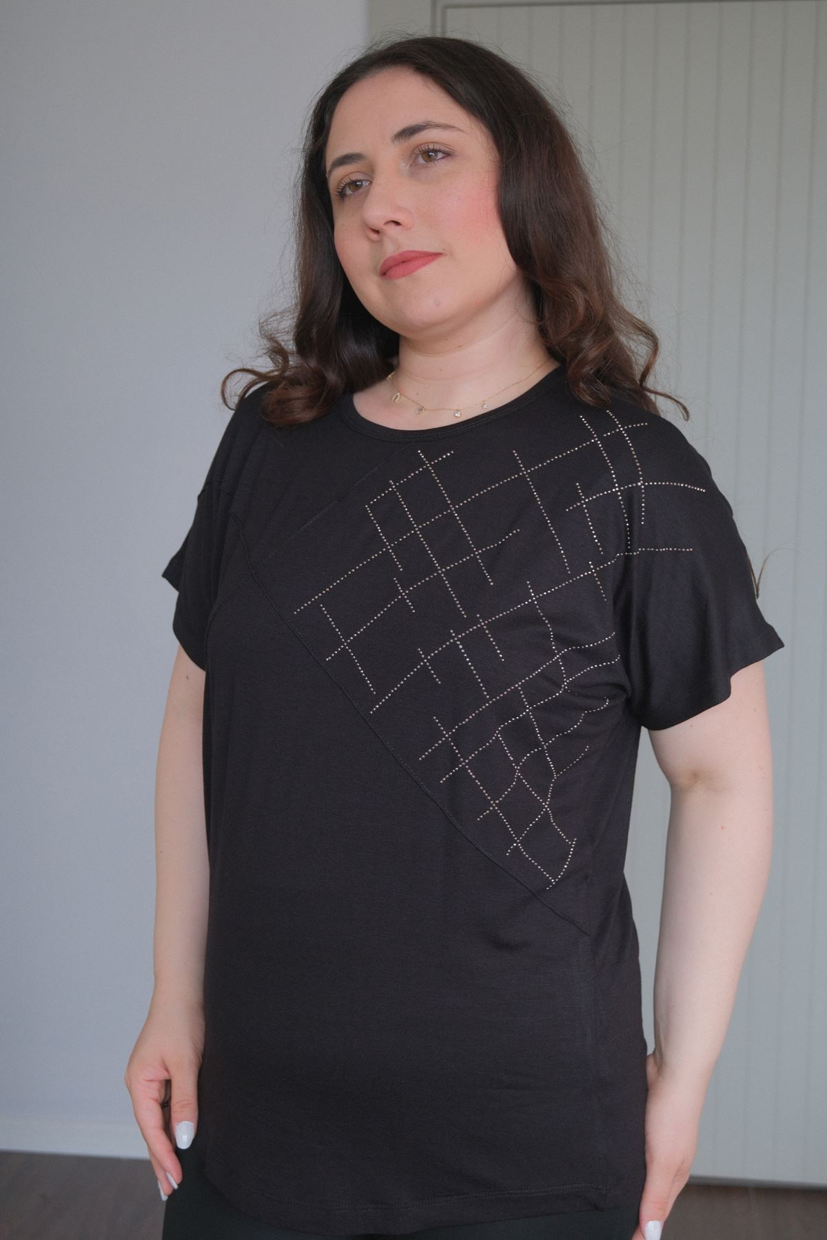 RENKTE BÜYÜK BEDEN ÇIMALI TAŞLI SİYAH BLUZ