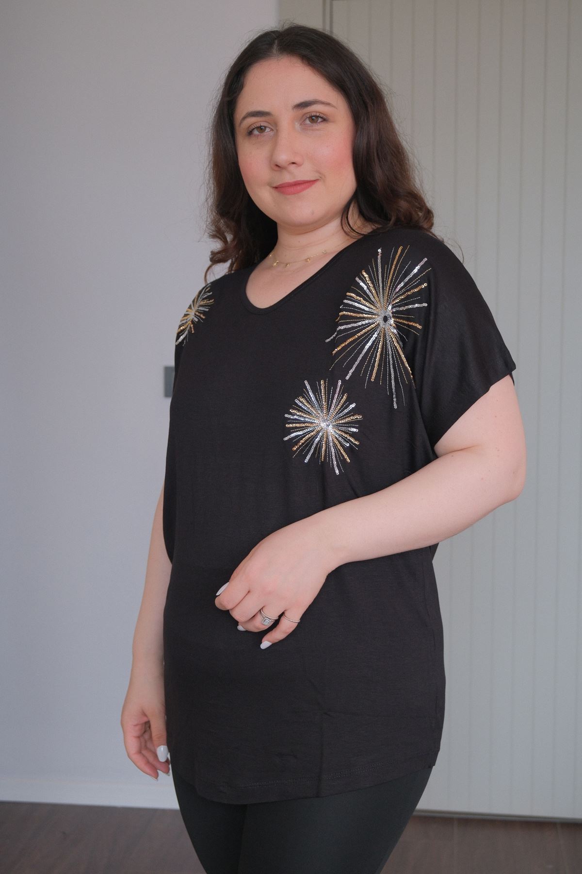 RENKTE BÜYÜK BEDEN YILDIZ PUL NAKIŞLI SİYAH BLUZ