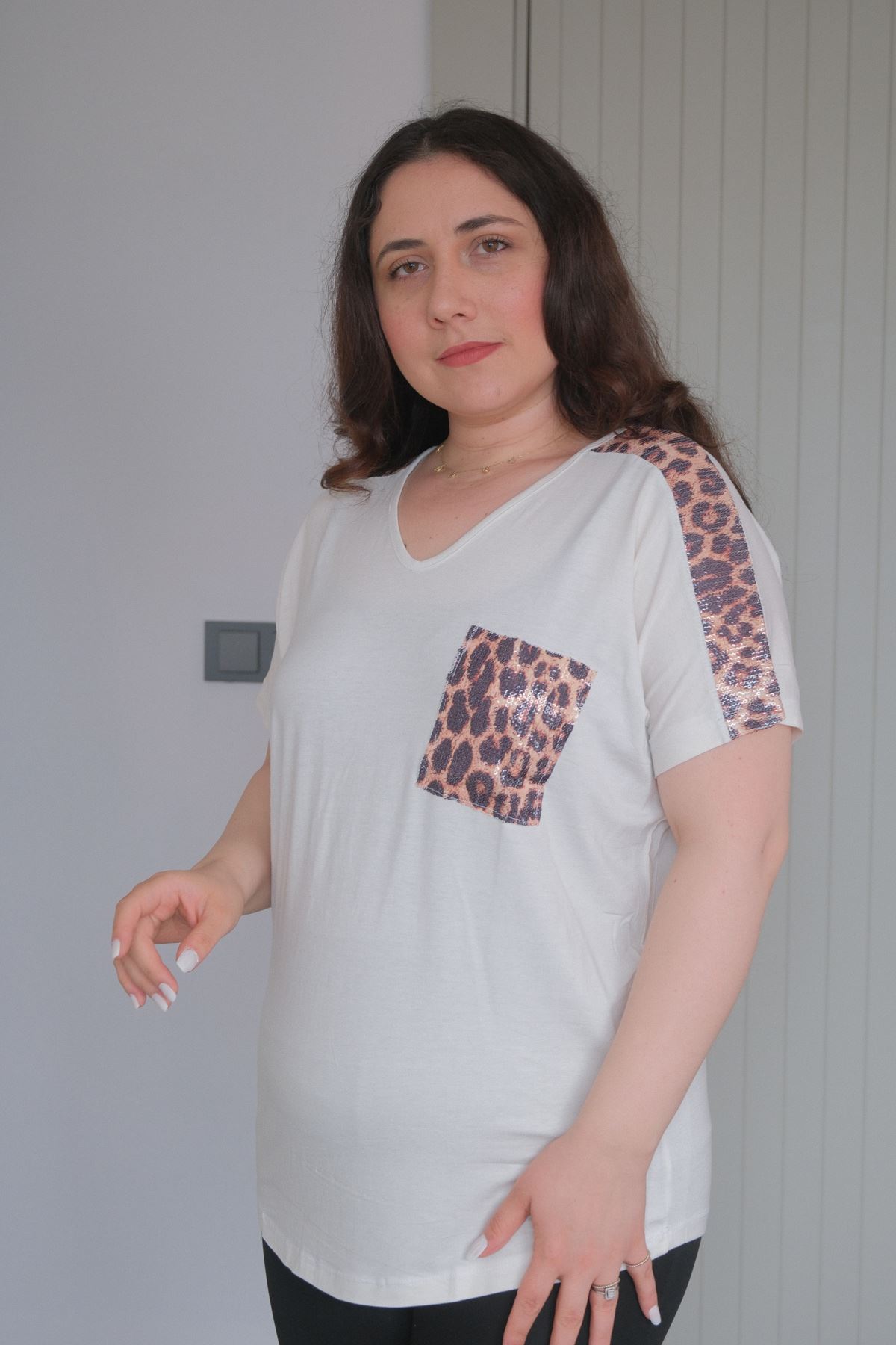 RENKTE BÜYÜK BEDEN OMUZLARI VE CEBİ LEOPAR PULLU BEYAZ BLUZ