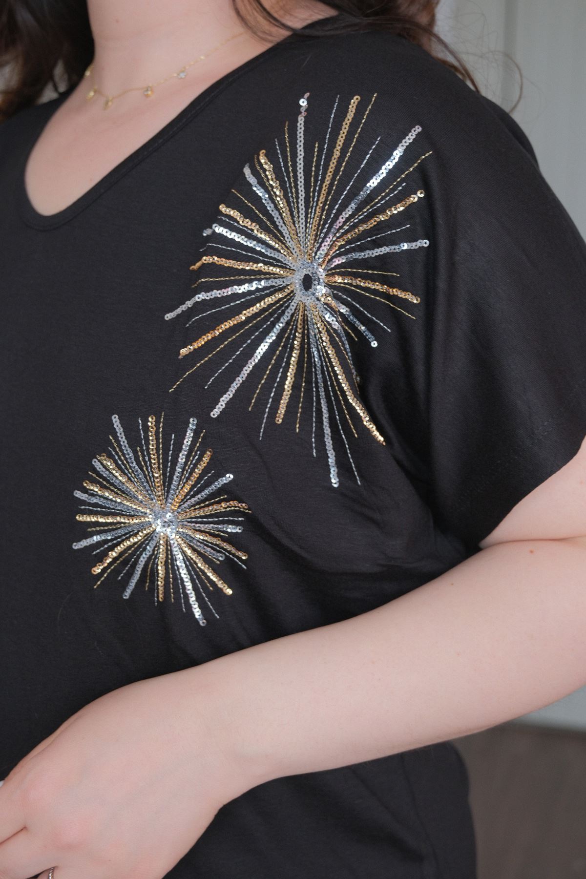 RENKTE BÜYÜK BEDEN YILDIZ PUL NAKIŞLI SİYAH BLUZ