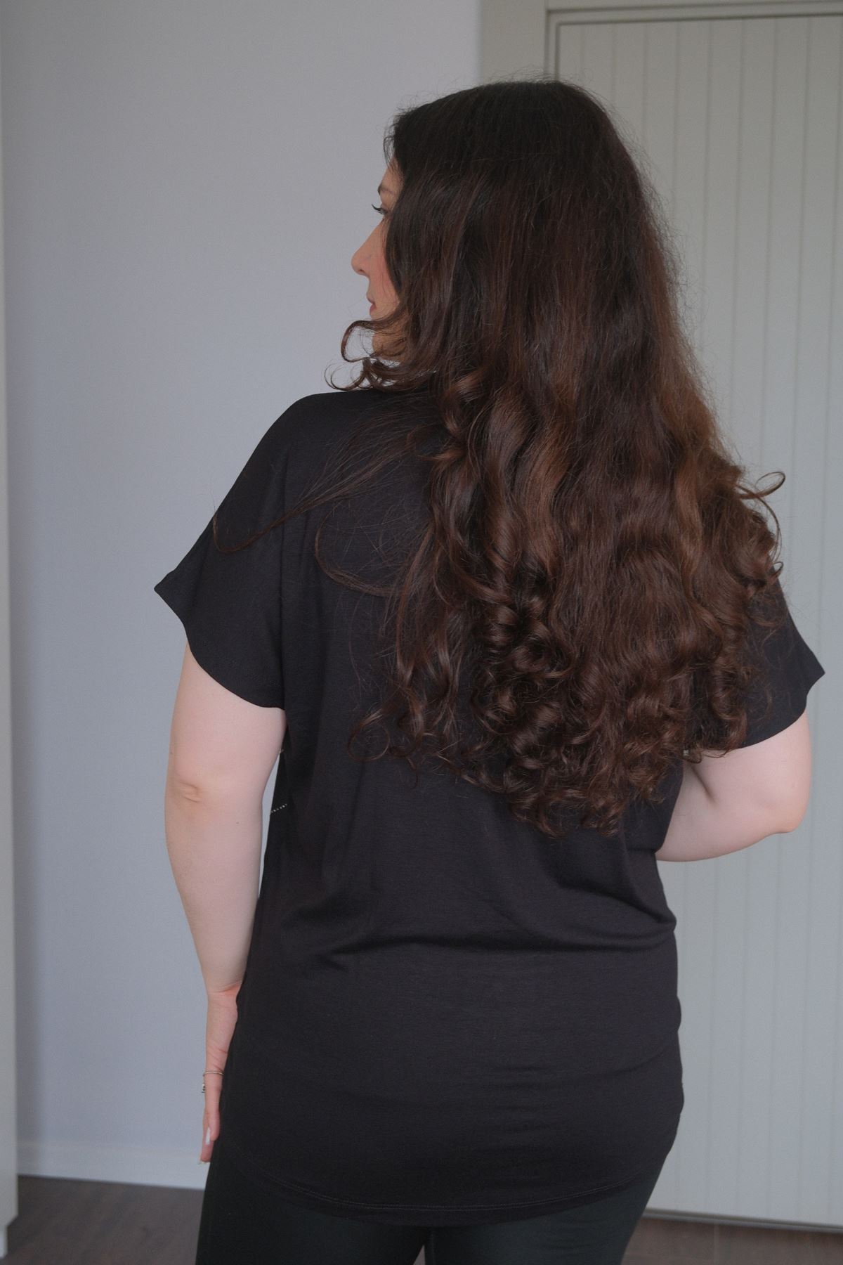 RENKTE BÜYÜK BEDEN ÇIMALI TAŞLI SİYAH BLUZ