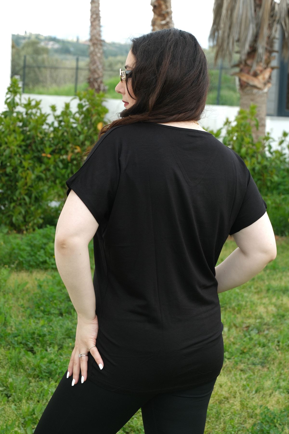 RENKTE BÜYÜK BEDEN PULLU YAPRAK NAKIŞLI SİYAH BLUZ