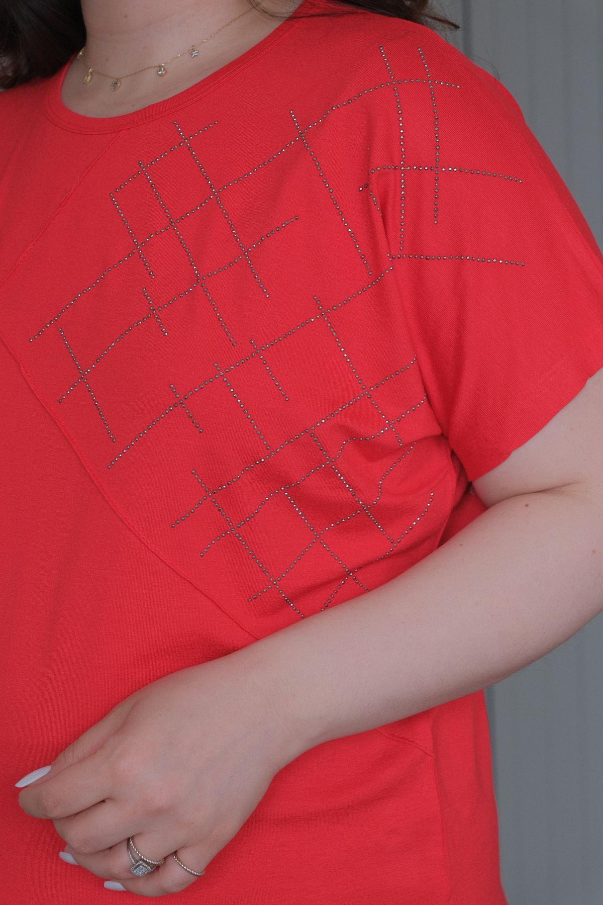 RENKTE BÜYÜK BEDEN ÇIMALI TAŞLI KIRMIZI BLUZ