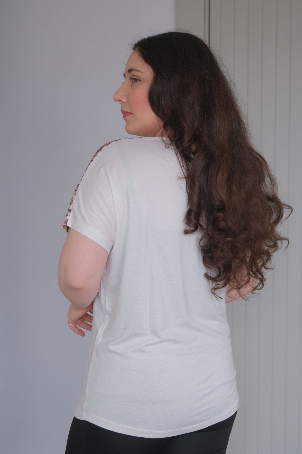 RENKTE BÜYÜK BEDEN OMUZLARI VE CEBİ LEOPAR PULLU BEYAZ BLUZ