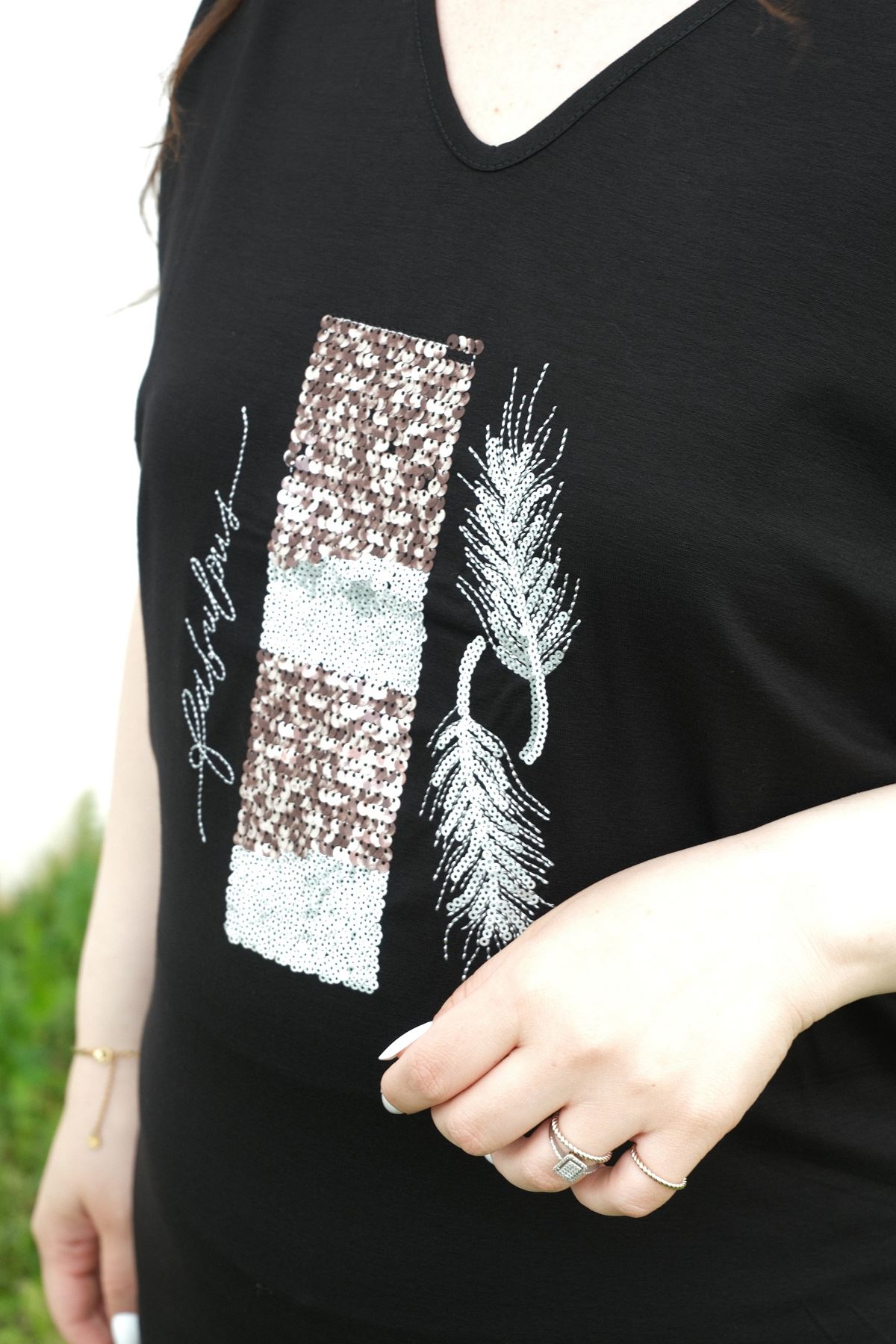 RENKTE BÜYÜK BEDEN PULLU YAPRAK NAKIŞLI SİYAH BLUZ