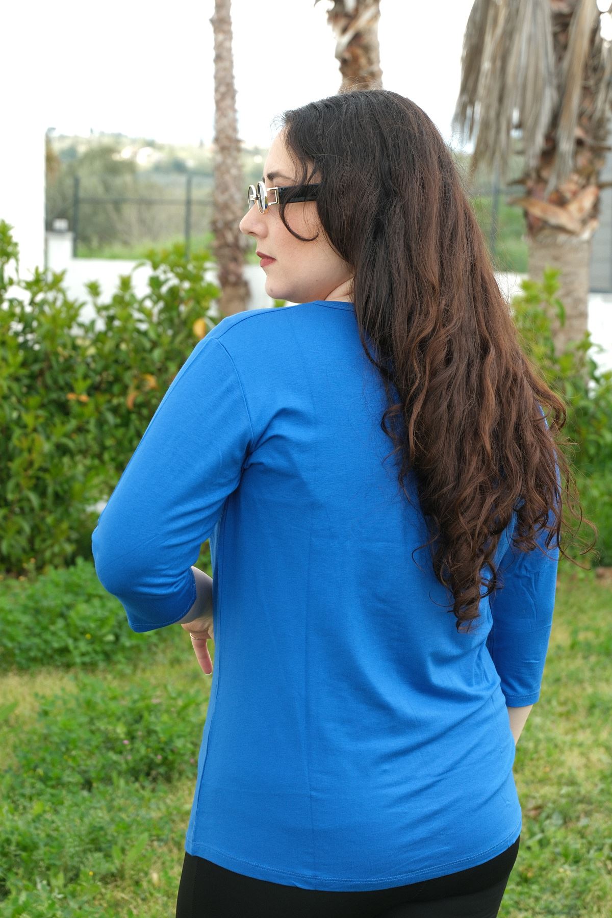 RENKTE BÜYÜK BEDEN ÇAPRAZ PULLU KAPRİ KOL SAKS BLUZ