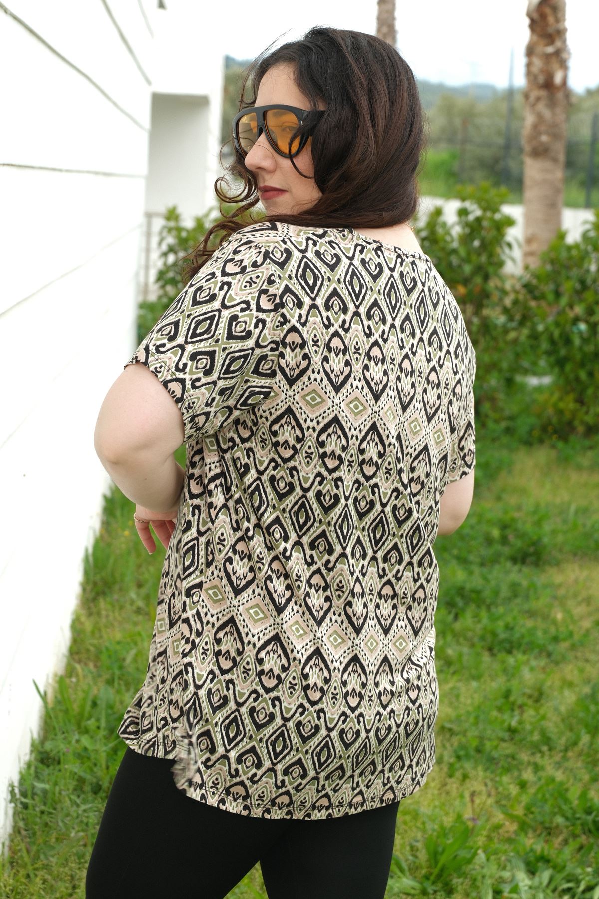 RENKTE BÜYÜK BEDEN FERMUARLI DESENLİ BLUZ