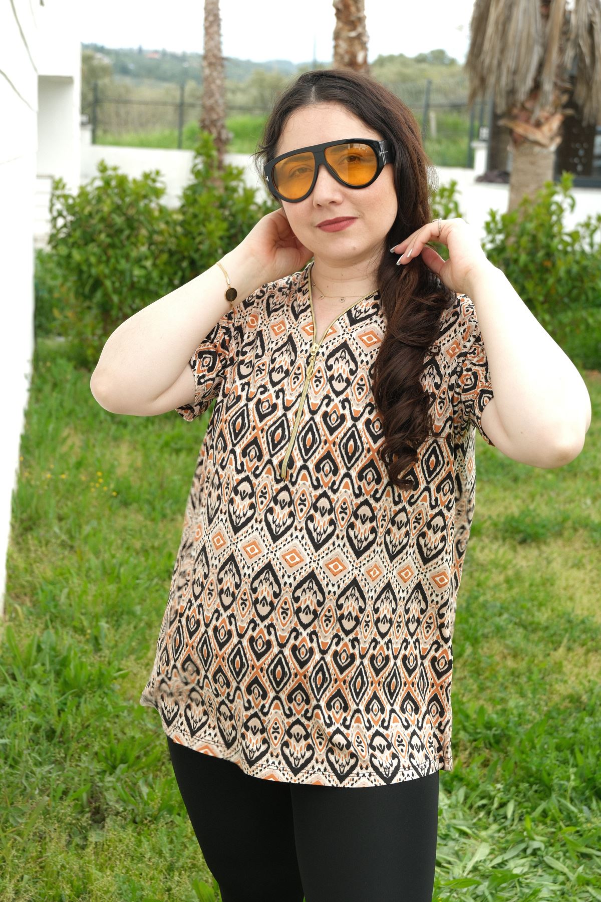 RENKTE BÜYÜK BEDEN FERMUARLI DESENLİ BLUZ