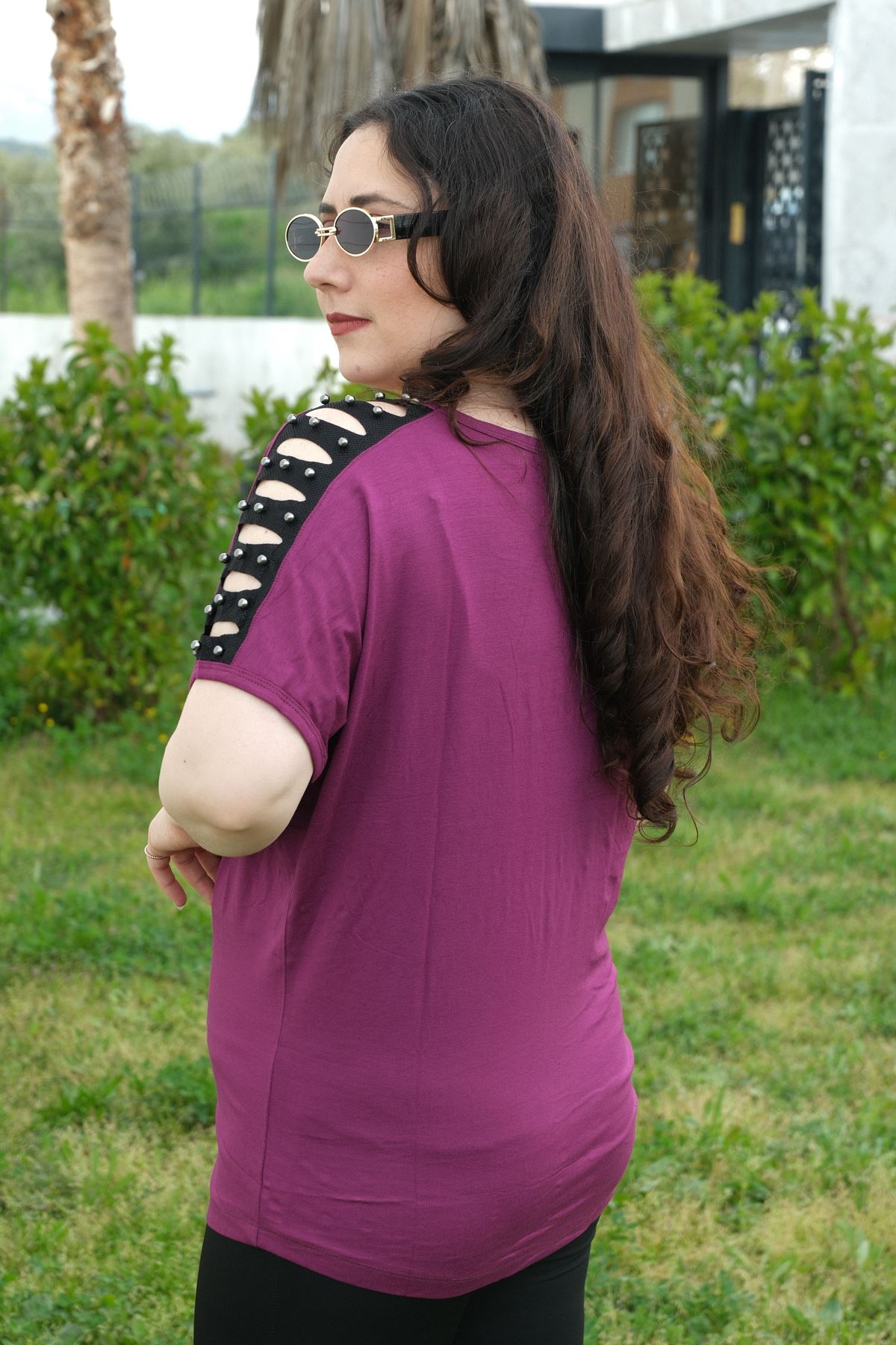 RENKTE BÜYÜK BEDEN OMUZ LAZER TAŞLI MOR BLUZ