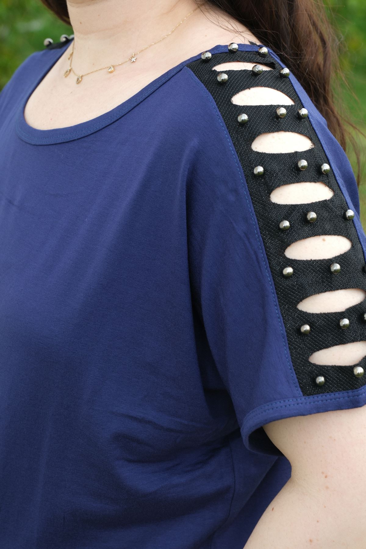 RENKTE BÜYÜK BEDEN OMUZ LAZER TAŞLI LACİVERT BLUZ