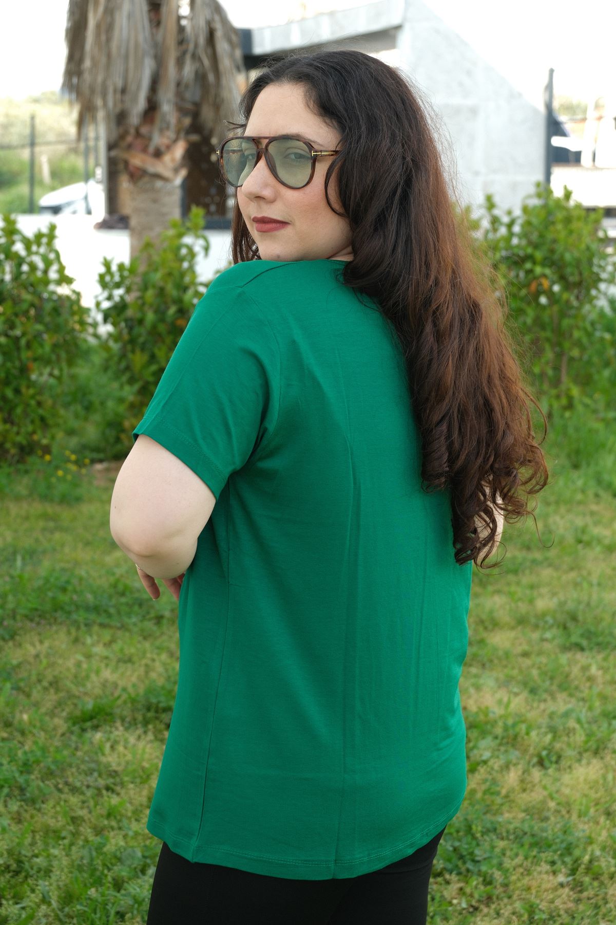 RENKTE BÜYÜK BEDEN TAŞ İŞLEMELİ YEŞİL BLUZ