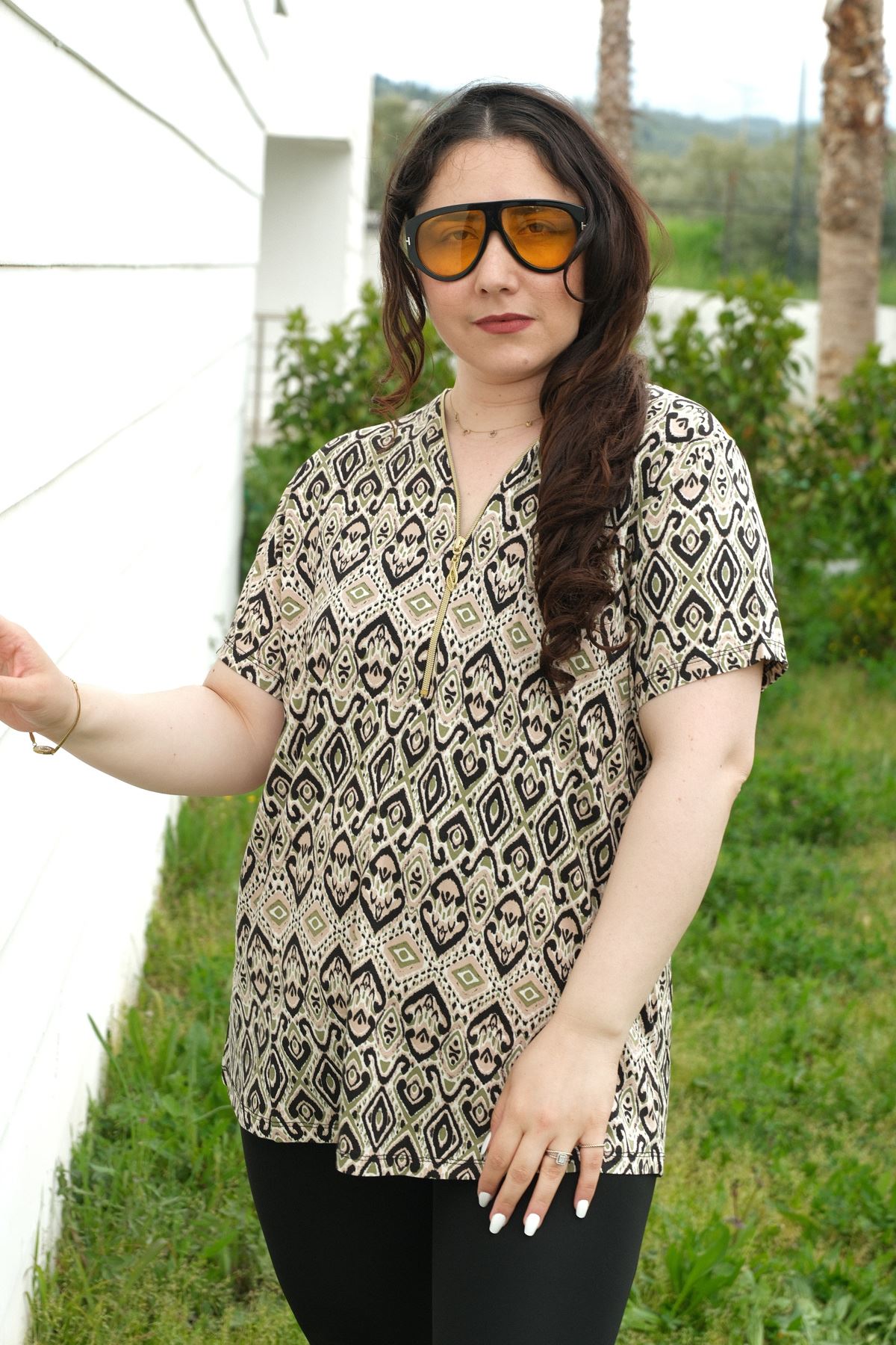 RENKTE BÜYÜK BEDEN FERMUARLI DESENLİ BLUZ