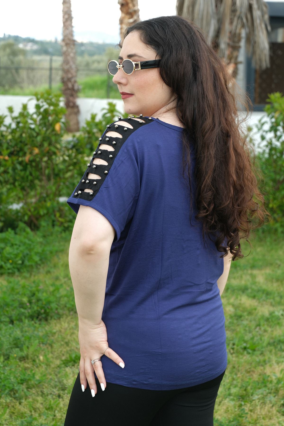 RENKTE BÜYÜK BEDEN OMUZ LAZER TAŞLI LACİVERT BLUZ