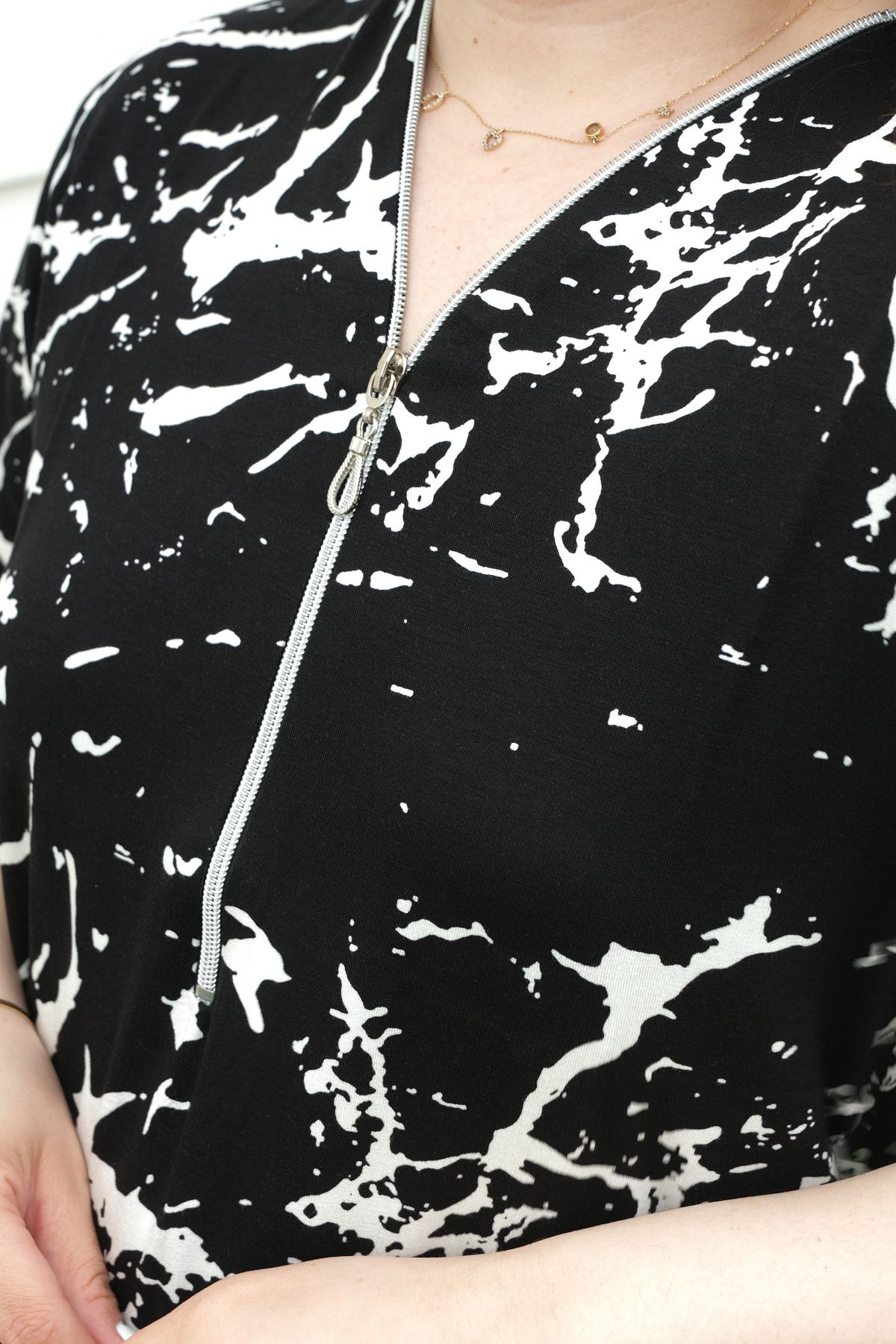 RENKTE BÜYÜK BEDEN FERMUARLI DESENLİ BLUZ