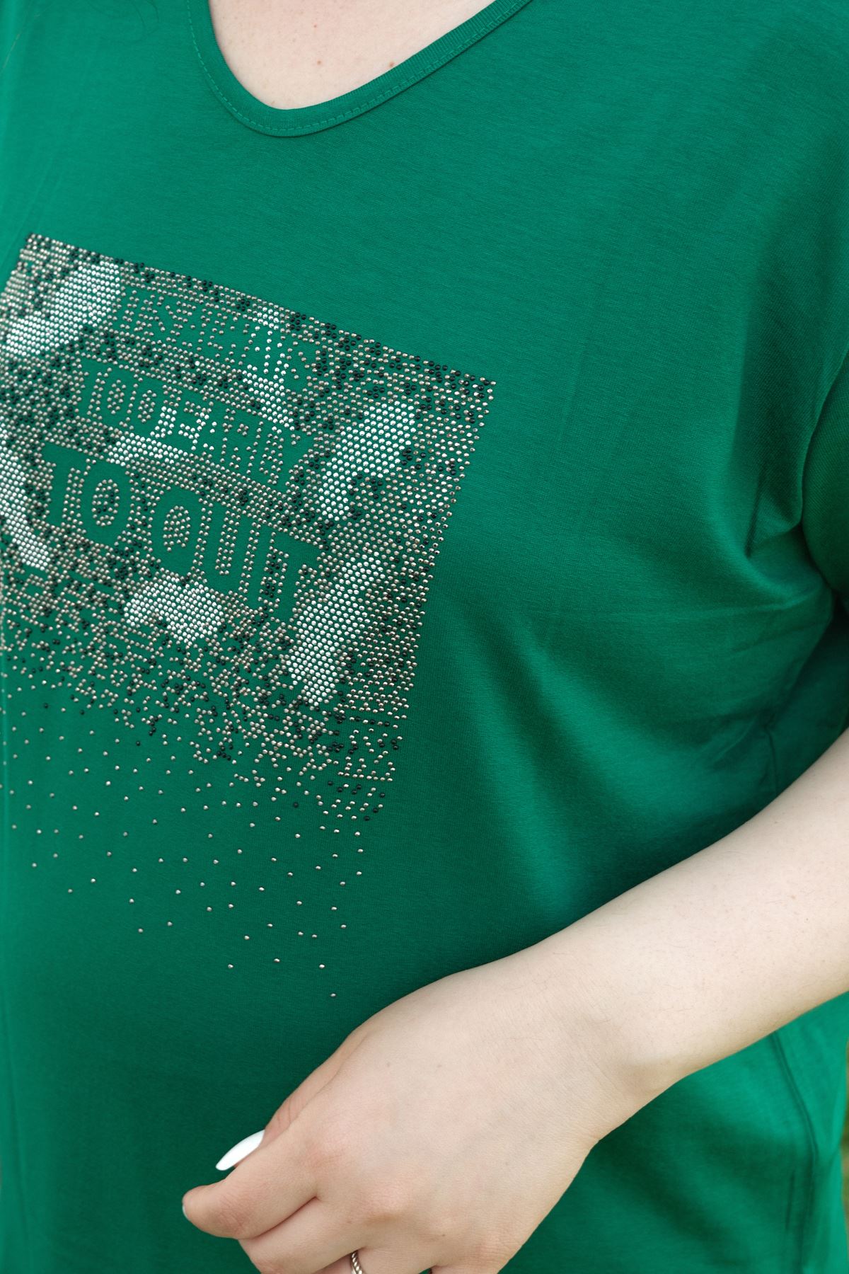 RENKTE BÜYÜK BEDEN TAŞ İŞLEMELİ YEŞİL BLUZ