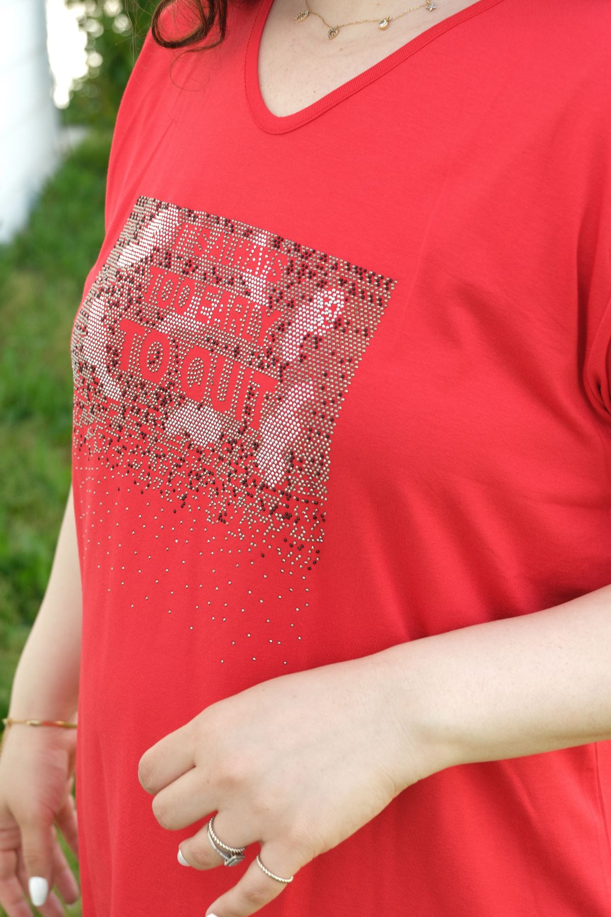 RENKTE BÜYÜK BEDEN TAŞ İŞLEMELİ KIRMIZI BLUZ