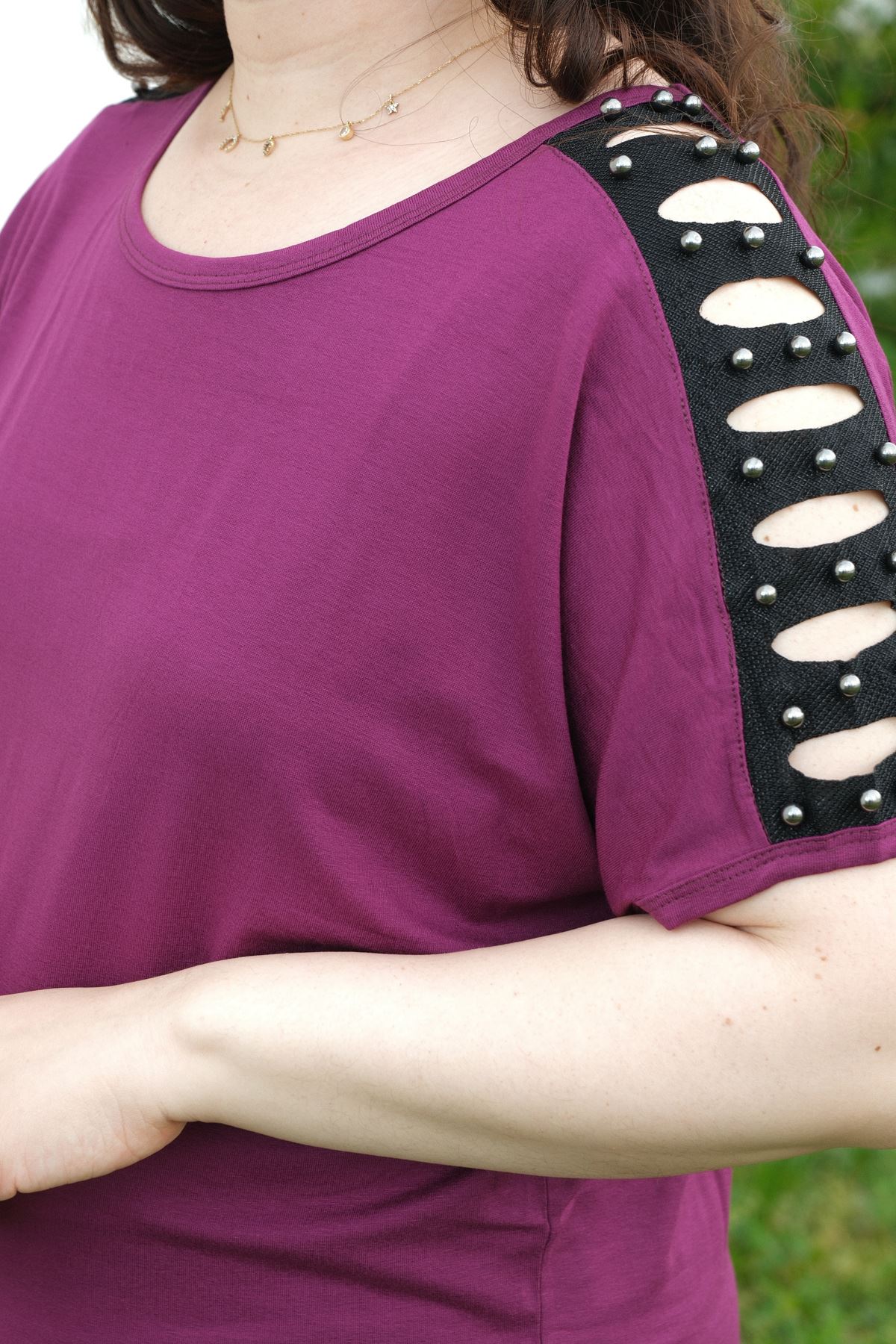 RENKTE BÜYÜK BEDEN OMUZ LAZER TAŞLI MOR BLUZ