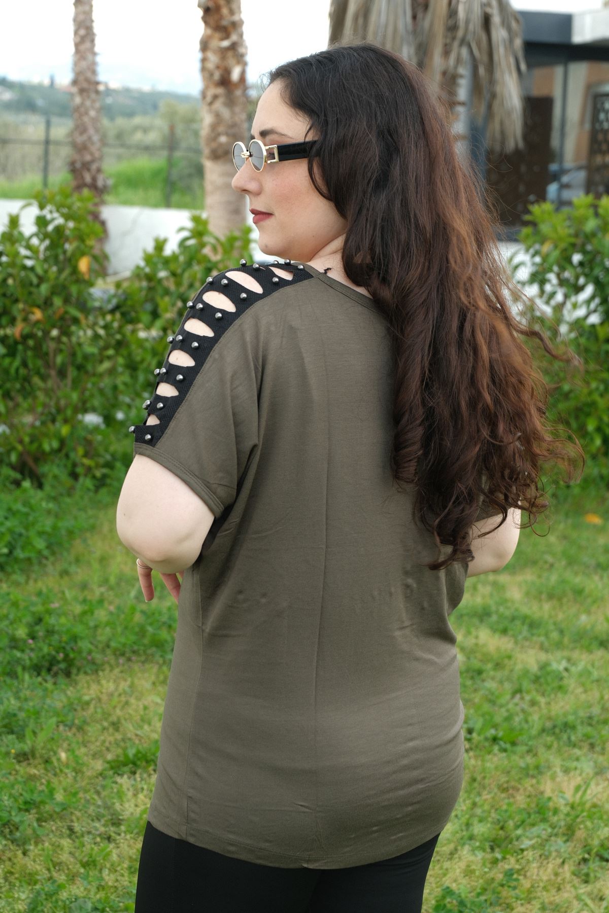 RENKTE BÜYÜK BEDEN OMUZ LAZER TAŞLI HAKİ BLUZ