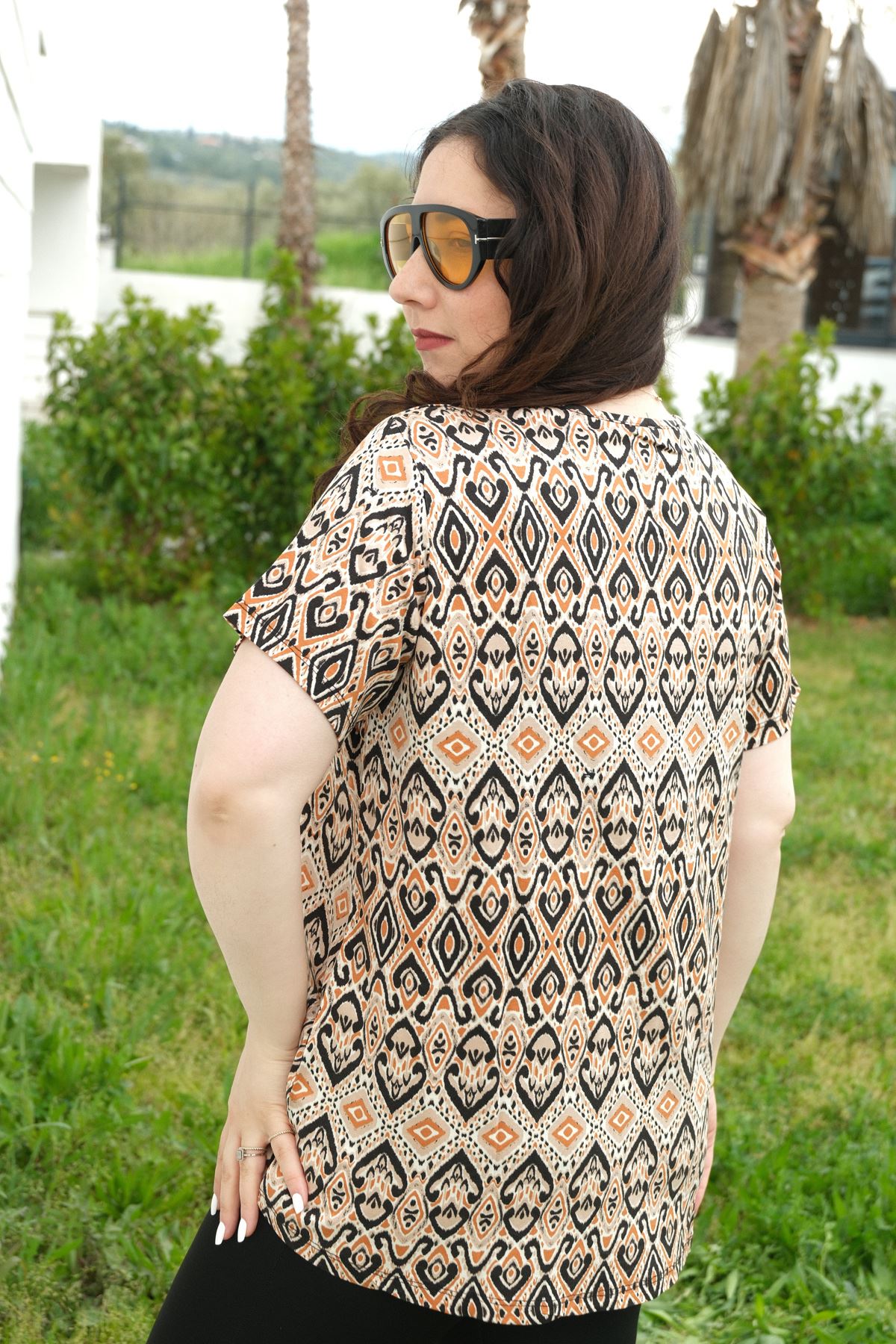 RENKTE BÜYÜK BEDEN FERMUARLI DESENLİ BLUZ