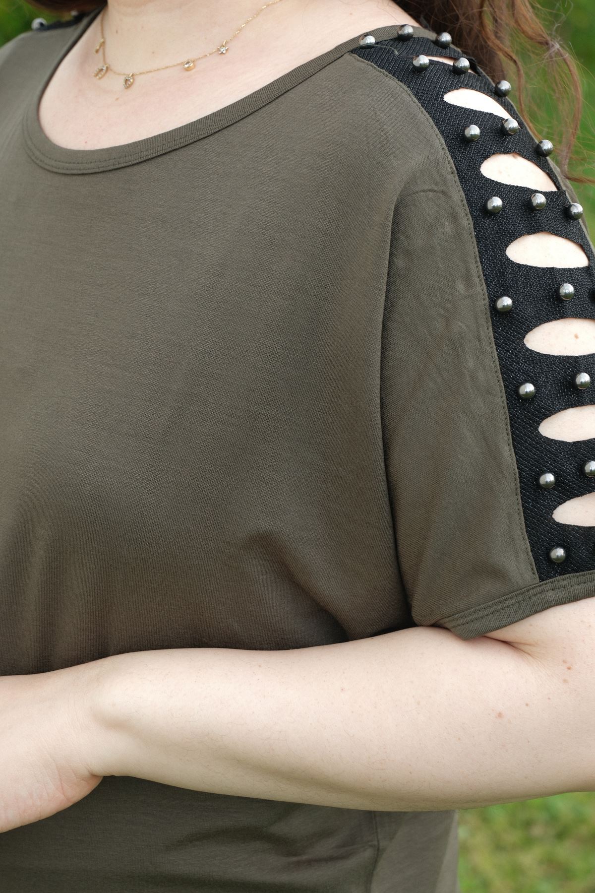 RENKTE BÜYÜK BEDEN OMUZ LAZER TAŞLI HAKİ BLUZ