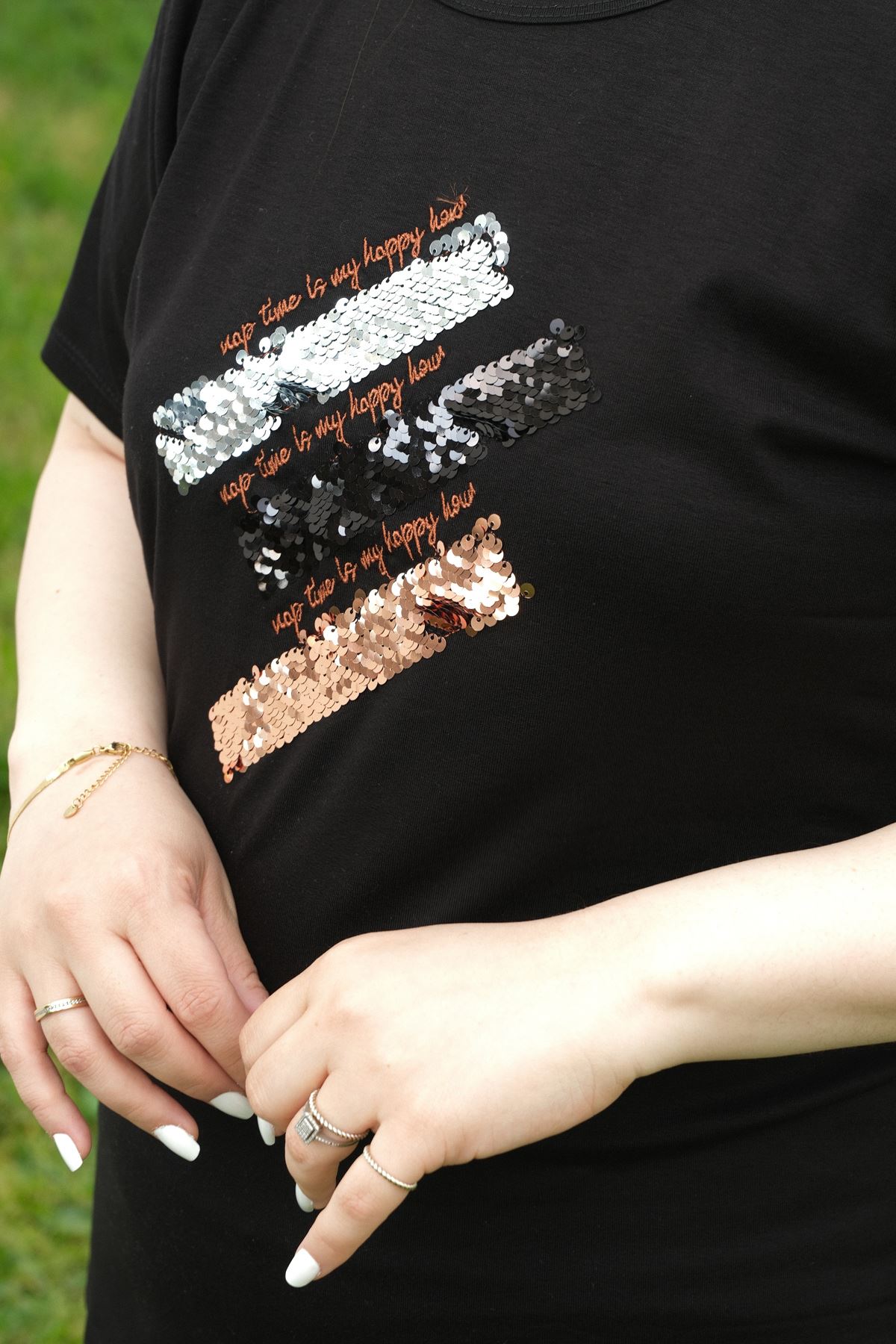 RENKTE BÜYÜK BEDEN ÇAPRAZ PULLU KAPRİ KOL SİYAH BLUZ