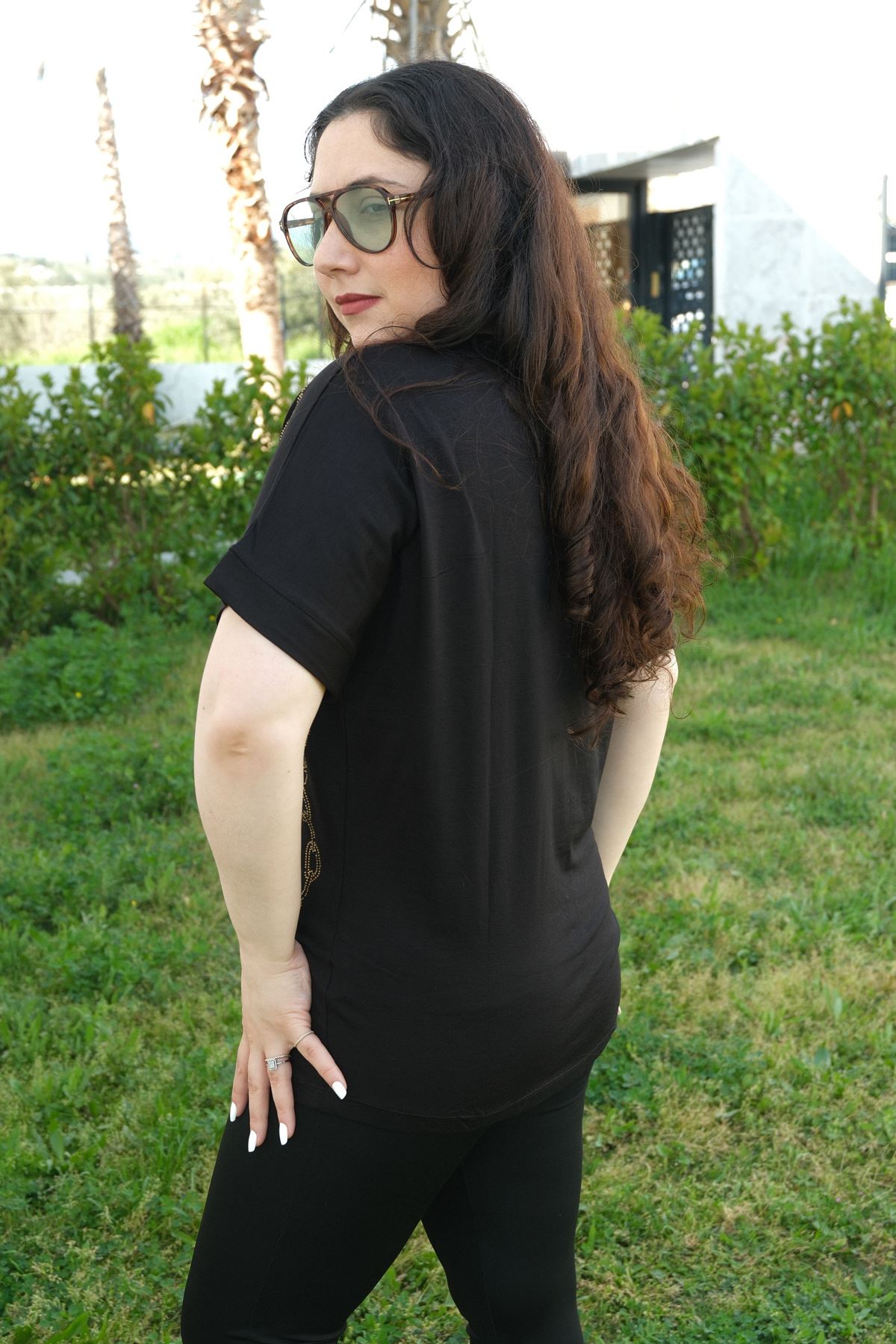 RENKTE BÜYÜK BEDEN ZİNCİR TAŞ İŞLEMELİ SİYAH BLUZ