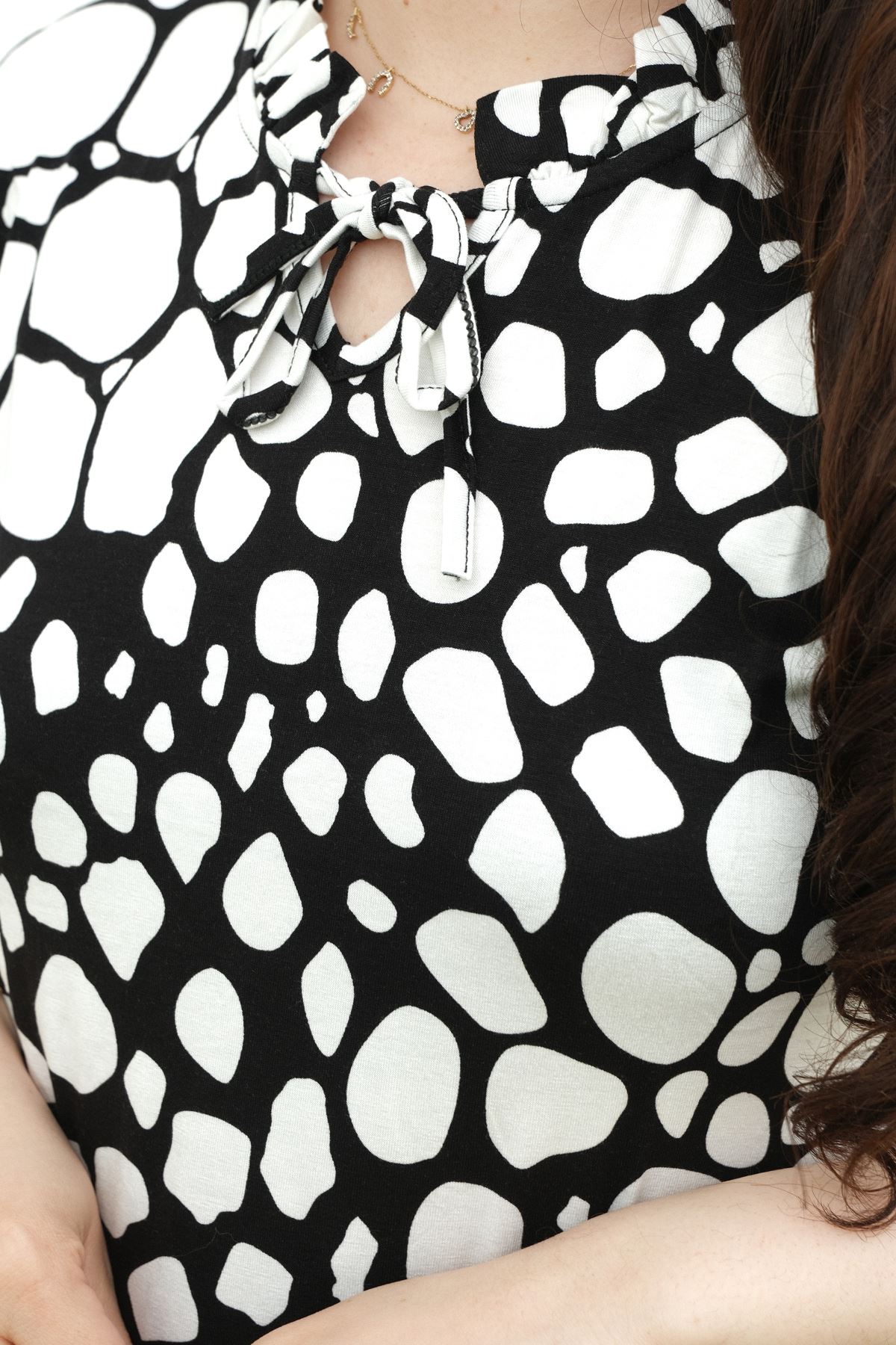 RENKTE BÜYÜK BEDEN YAKA FIRFIRLI DESENLİ BLUZ