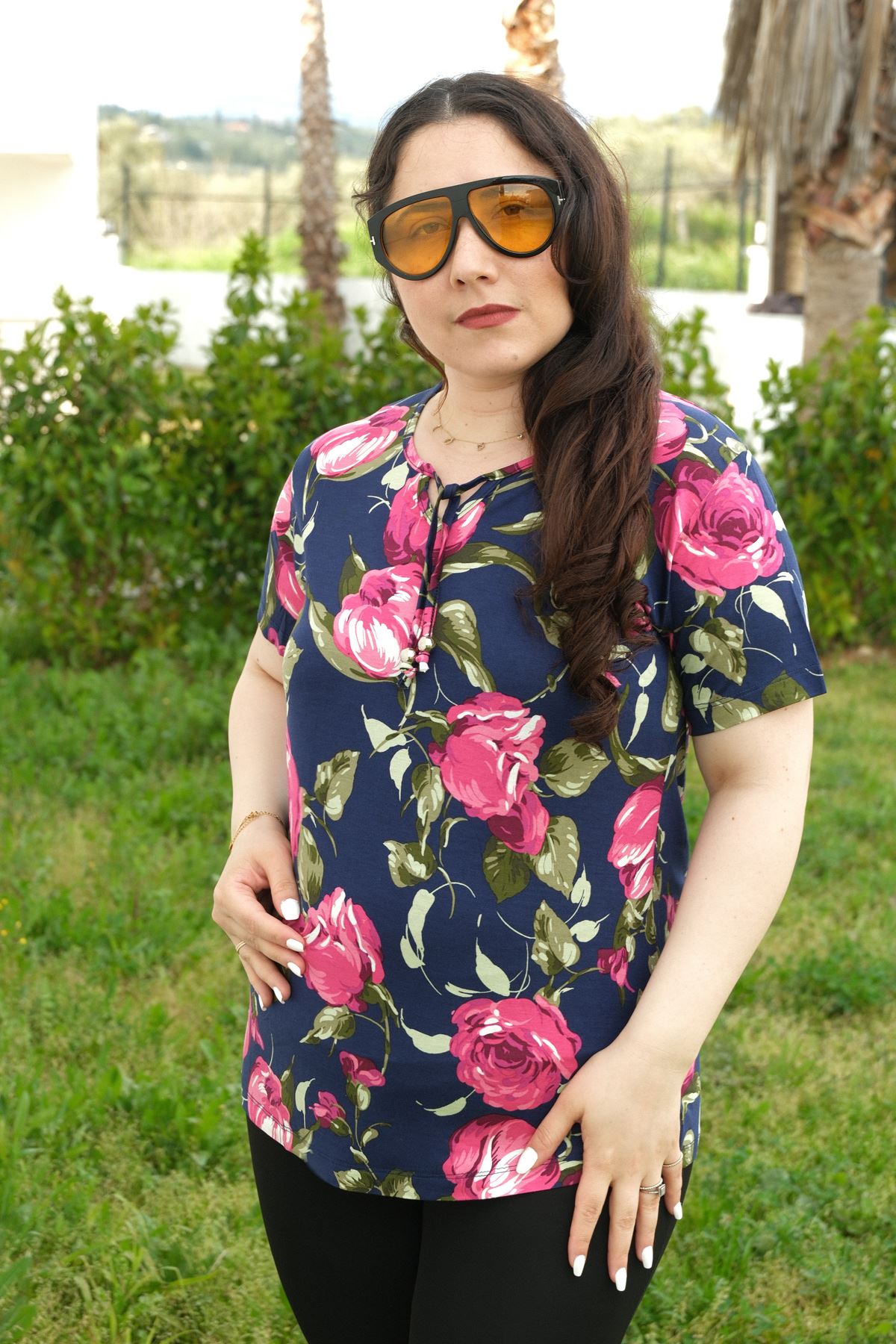 RENKTE BÜYÜK BEDEN YAKA BAĞCIKLI BONCUKLU DESENLİ BLUZ