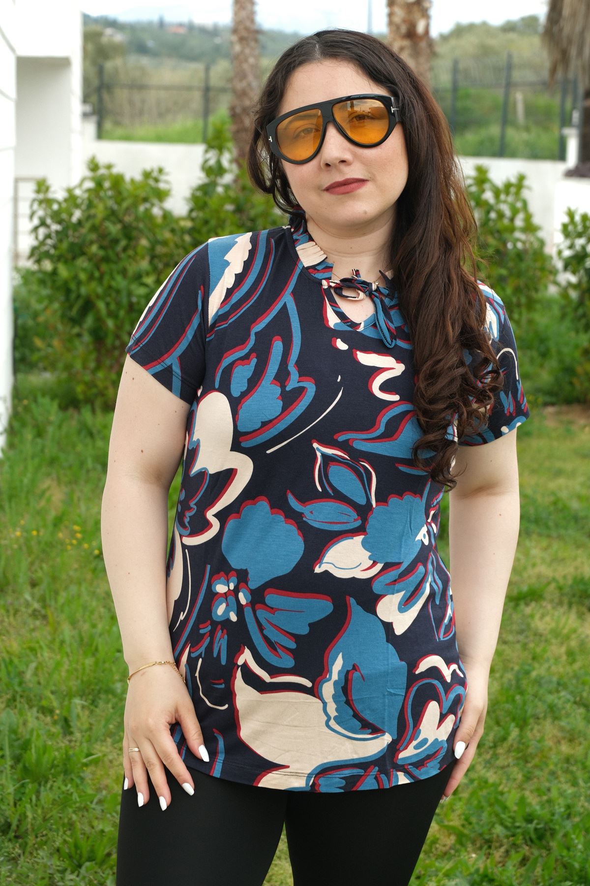 RENKTE BÜYÜK BEDEN YAKA FIRFIRLI DESENLİ BLUZ