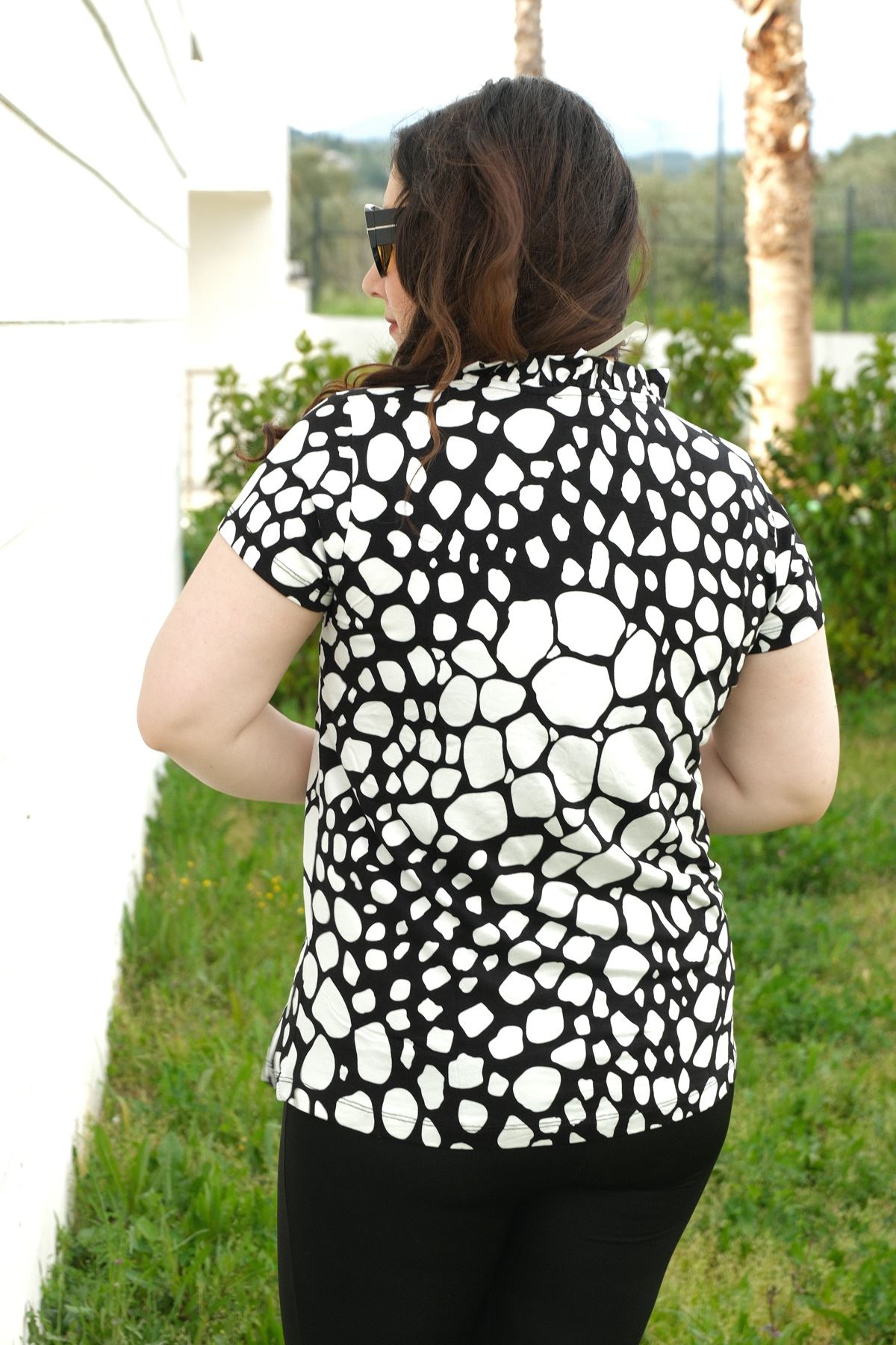 RENKTE BÜYÜK BEDEN YAKA FIRFIRLI DESENLİ BLUZ