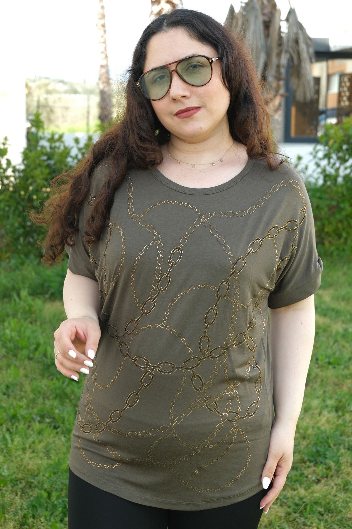 RENKTE BÜYÜK BEDEN ZİNCİR TAŞ İŞLEMELİ HAKİ BLUZ