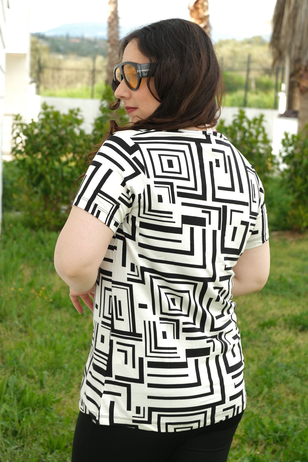 RENKTE BÜYÜK BEDEN YAKA BAĞCIKLI BONCUKLU DESENLİ BLUZ