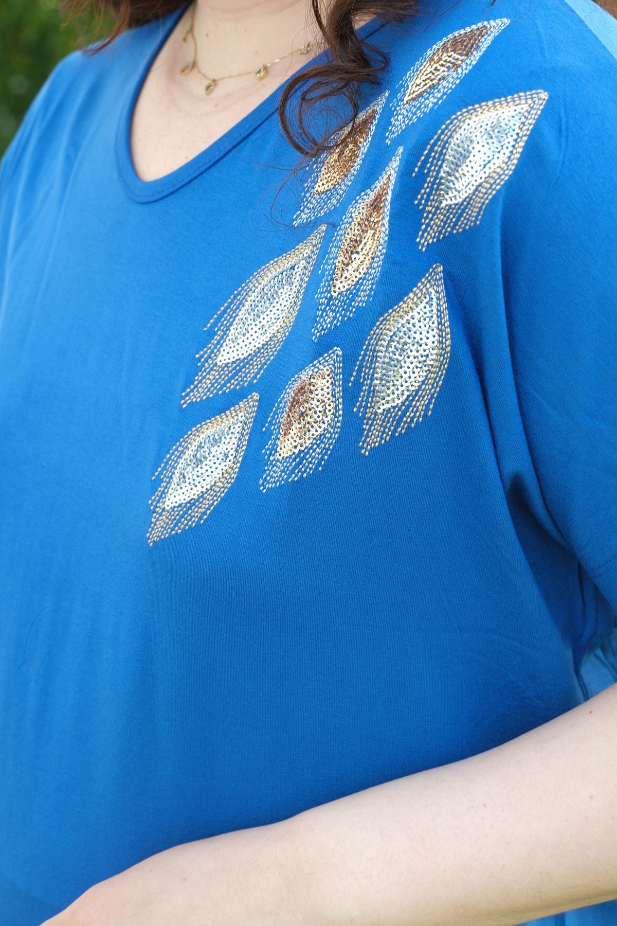 RENKTE BÜYÜK BEDEN TEK OMUZ PUL NAKIŞLI SAKS BLUZ