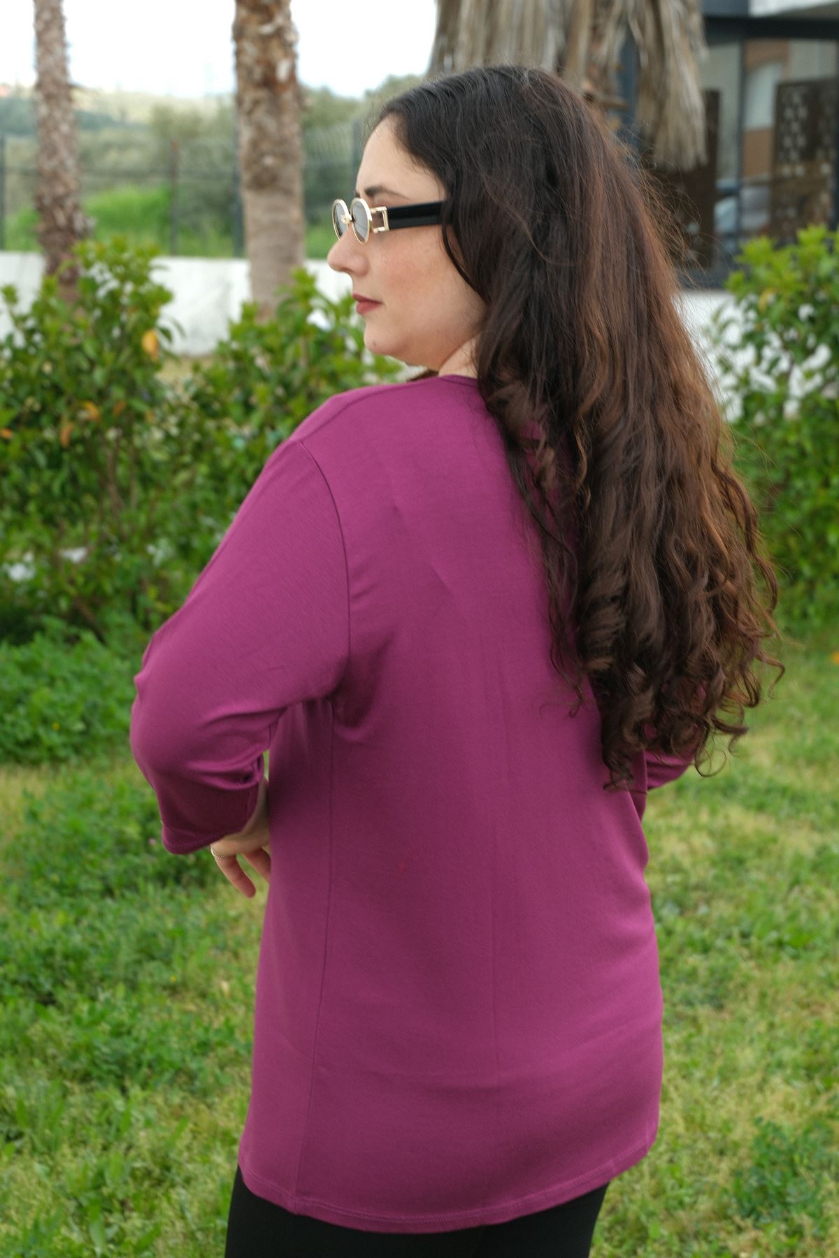 RENKTE BÜYÜK BEDEN ÇAPRAZ PULLU KAPRİ KOL MOR BLUZ