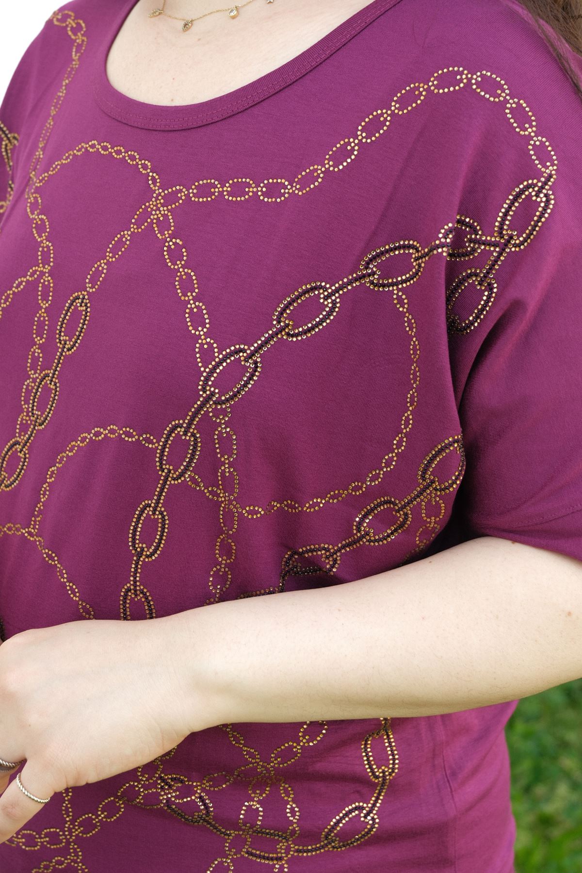 RENKTE BÜYÜK BEDEN ZİNCİR TAŞ İŞLEMELİ MOR BLUZ