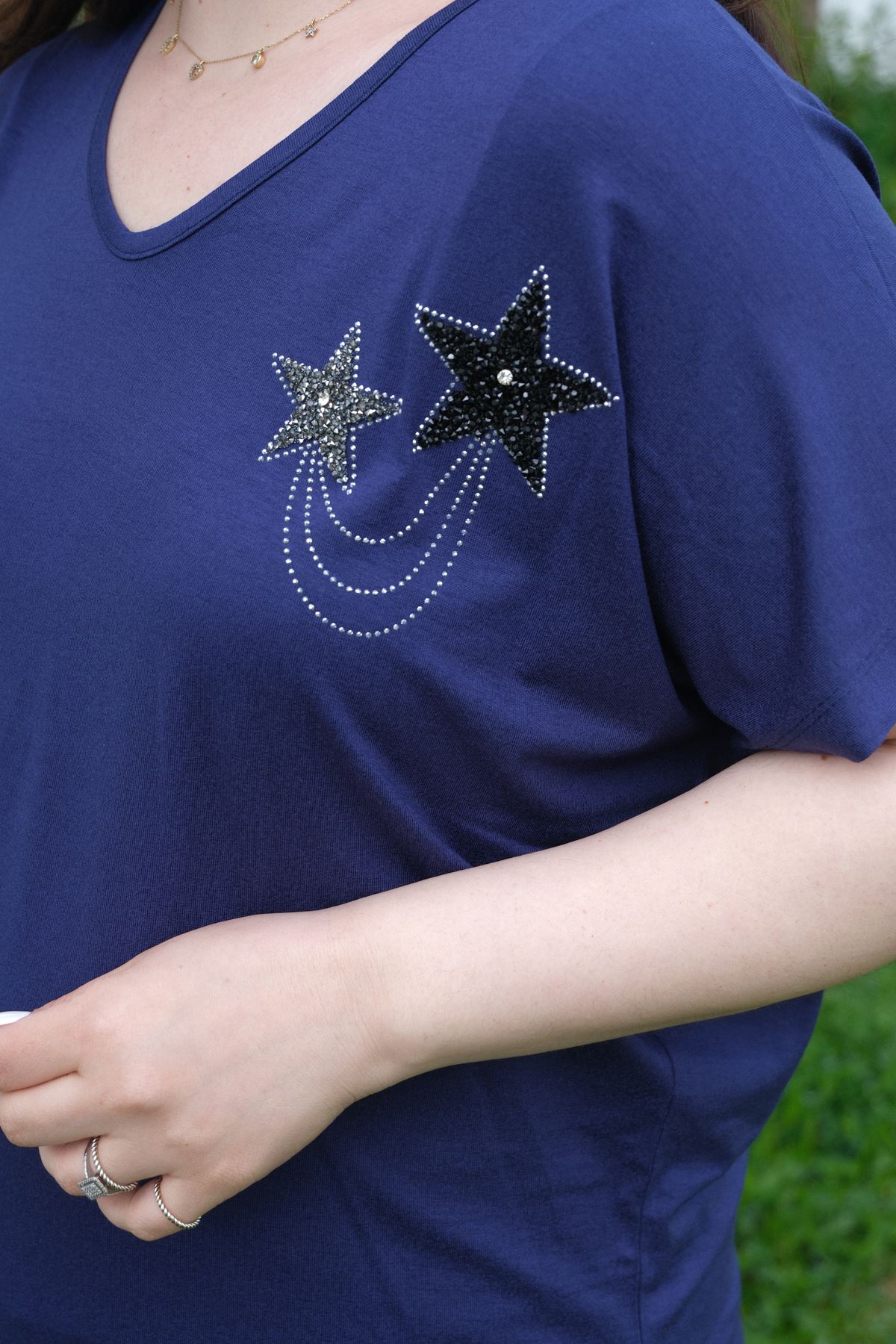 RENKTE BÜYÜK BEDEN İKİ YILDIZLI TAŞLI LACİVERT BLUZ