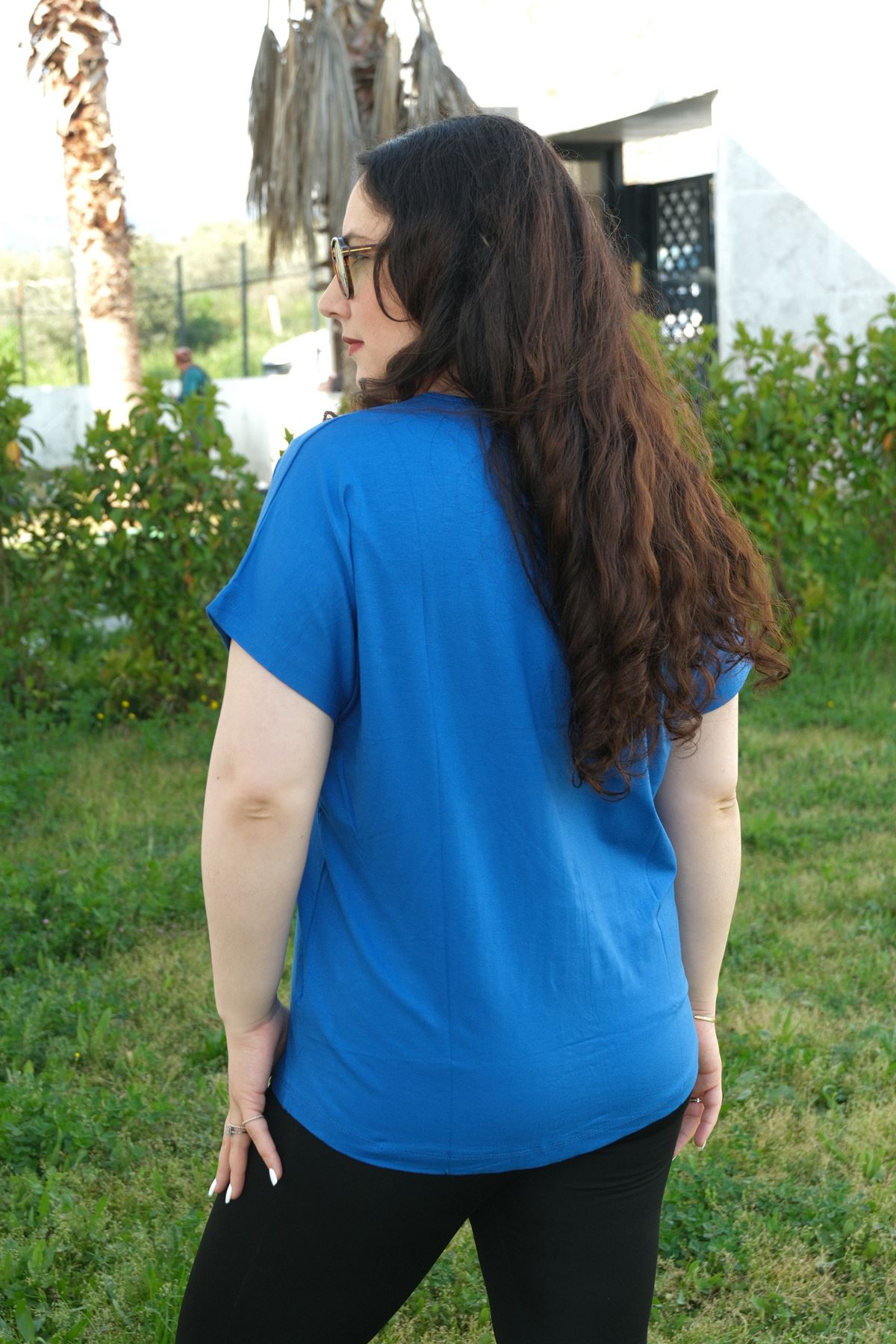 RENKTE BÜYÜK BEDEN TEK OMUZ PUL NAKIŞLI SAKS BLUZ