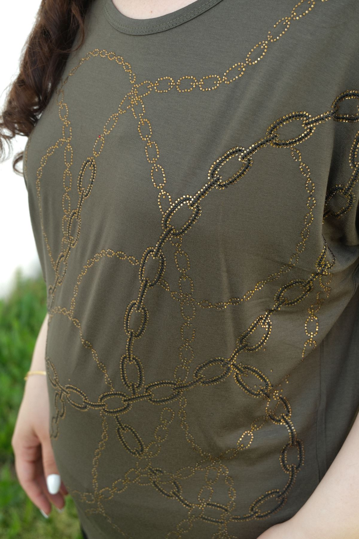 RENKTE BÜYÜK BEDEN ZİNCİR TAŞ İŞLEMELİ HAKİ BLUZ