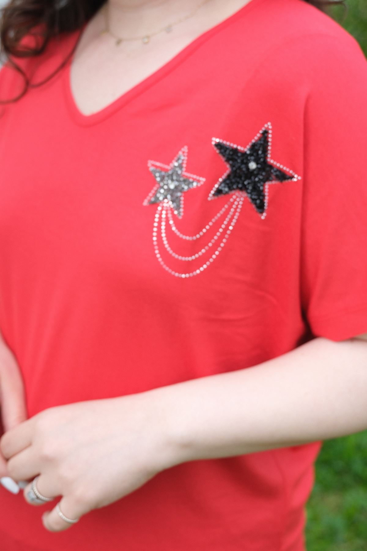 RENKTE BÜYÜK BEDEN İKİ YILDIZLI TAŞLI KIRMIZI BLUZ