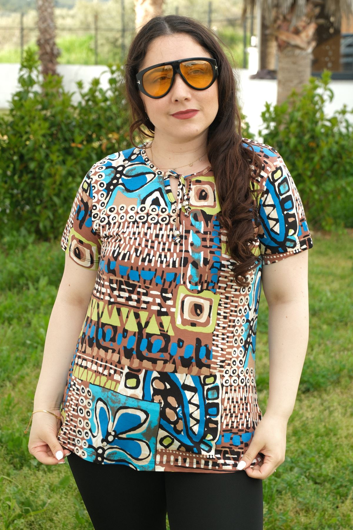 RENKTE BÜYÜK BEDEN YAKA BAĞCIKLI BONCUKLU DESENLİ BLUZ