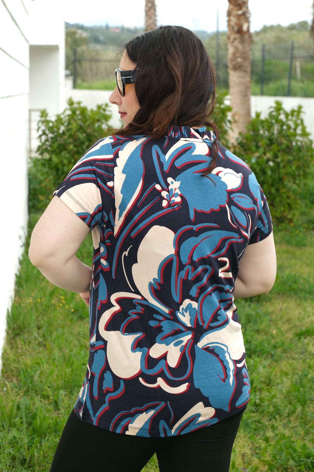 RENKTE BÜYÜK BEDEN YAKA FIRFIRLI DESENLİ BLUZ